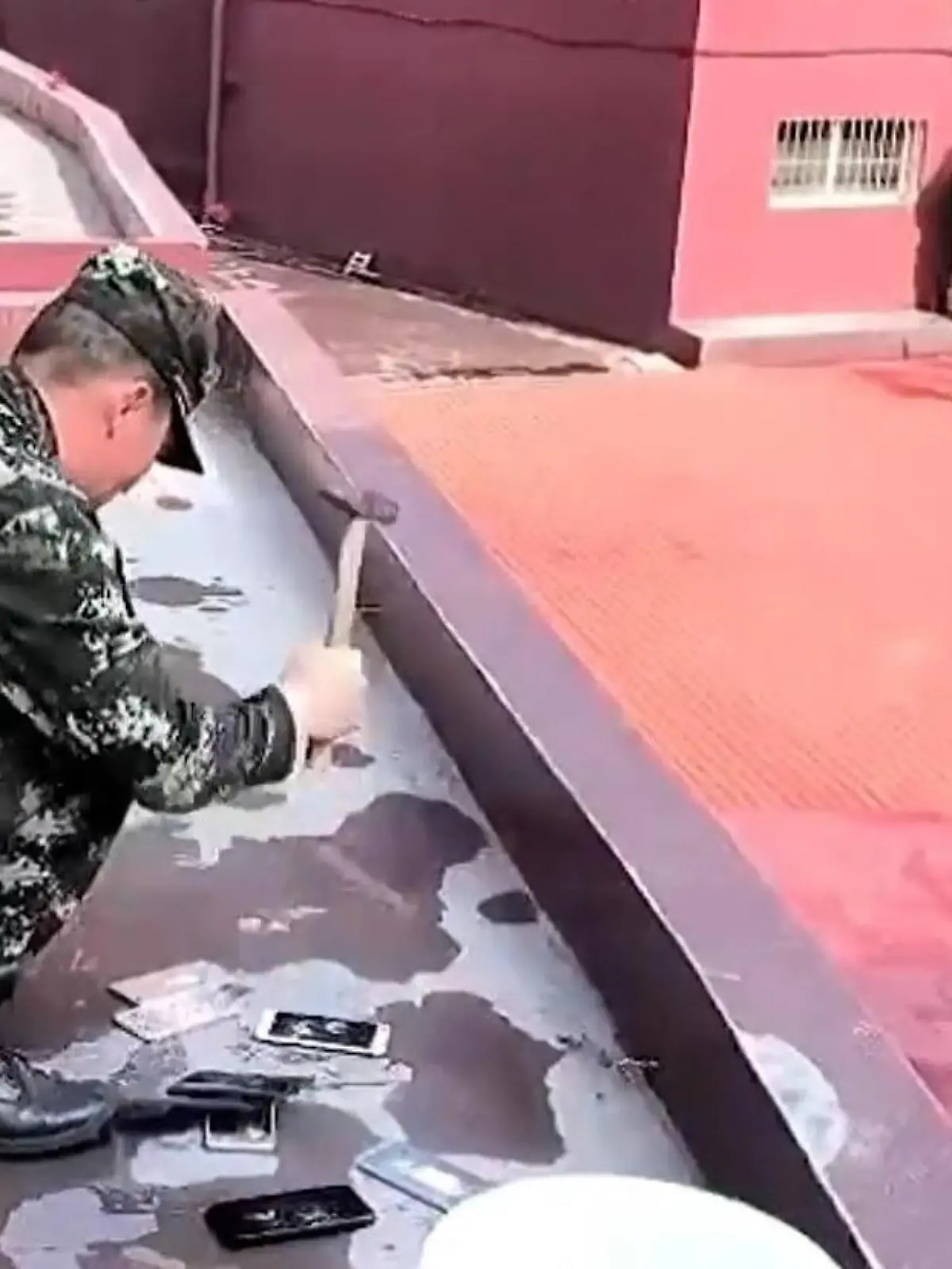 Chinesische Schüler müssen zugucken, wie ihre Handys zerstört werden. Alles im Namen der Erziehung. Die kuriose Szene seht ihr im Video.
