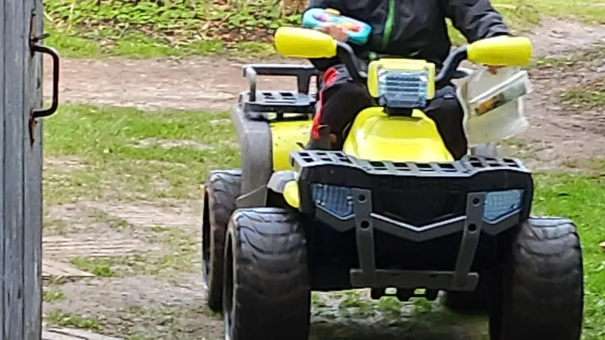 Ein Junge fährt auf einem elektrischen Quad.