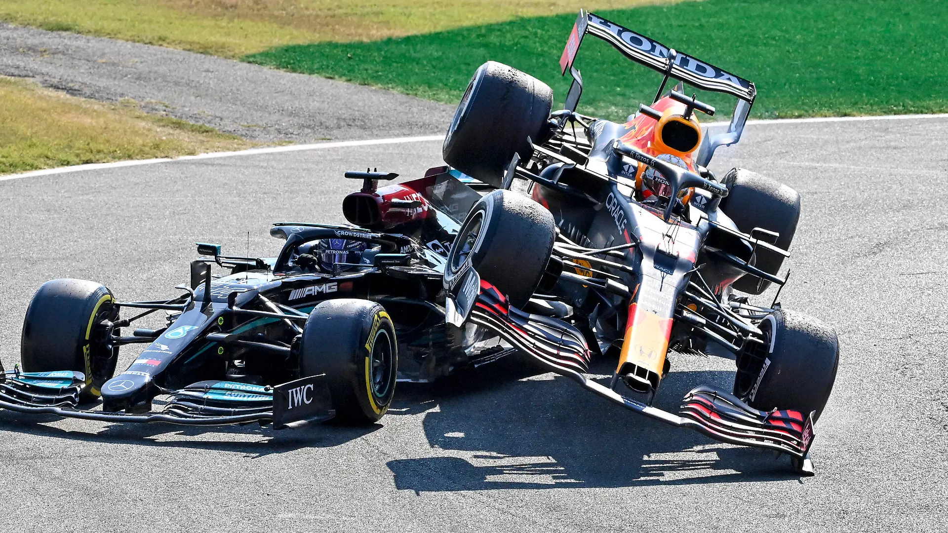 Crash between 44 Lewis Hamilton GBR, Mercedes-AMG Petronas F1 Team and 33 Max Verstappen NED, Red Bull Racing, F1 Grand Prix of Italy at Autodromo Nazionale Monza on September 12, 2021 in Monza, Italy. Photo by HOCH ZWEI Monza Italy *** Crash between 44 Lewis Hamilton GBR, Mercedes AMG Petronas F1 Team and 33 Max Verstappen NED, Red Bull Racing , F1 Grand Prix of Italy at Autodromo Nazionale Monza on September 12, 2021 in Monza, Italy Photo by HOCH ZWEI Monza Italy
