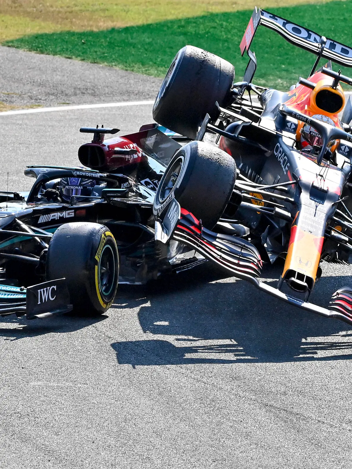 Crash between 44 Lewis Hamilton GBR, Mercedes-AMG Petronas F1 Team and 33 Max Verstappen NED, Red Bull Racing, F1 Grand Prix of Italy at Autodromo Nazionale Monza on September 12, 2021 in Monza, Italy. Photo by HOCH ZWEI Monza Italy *** Crash between 44 Lewis Hamilton GBR, Mercedes AMG Petronas F1 Team and 33 Max Verstappen NED, Red Bull Racing , F1 Grand Prix of Italy at Autodromo Nazionale Monza on September 12, 2021 in Monza, Italy Photo by HOCH ZWEI Monza Italy 