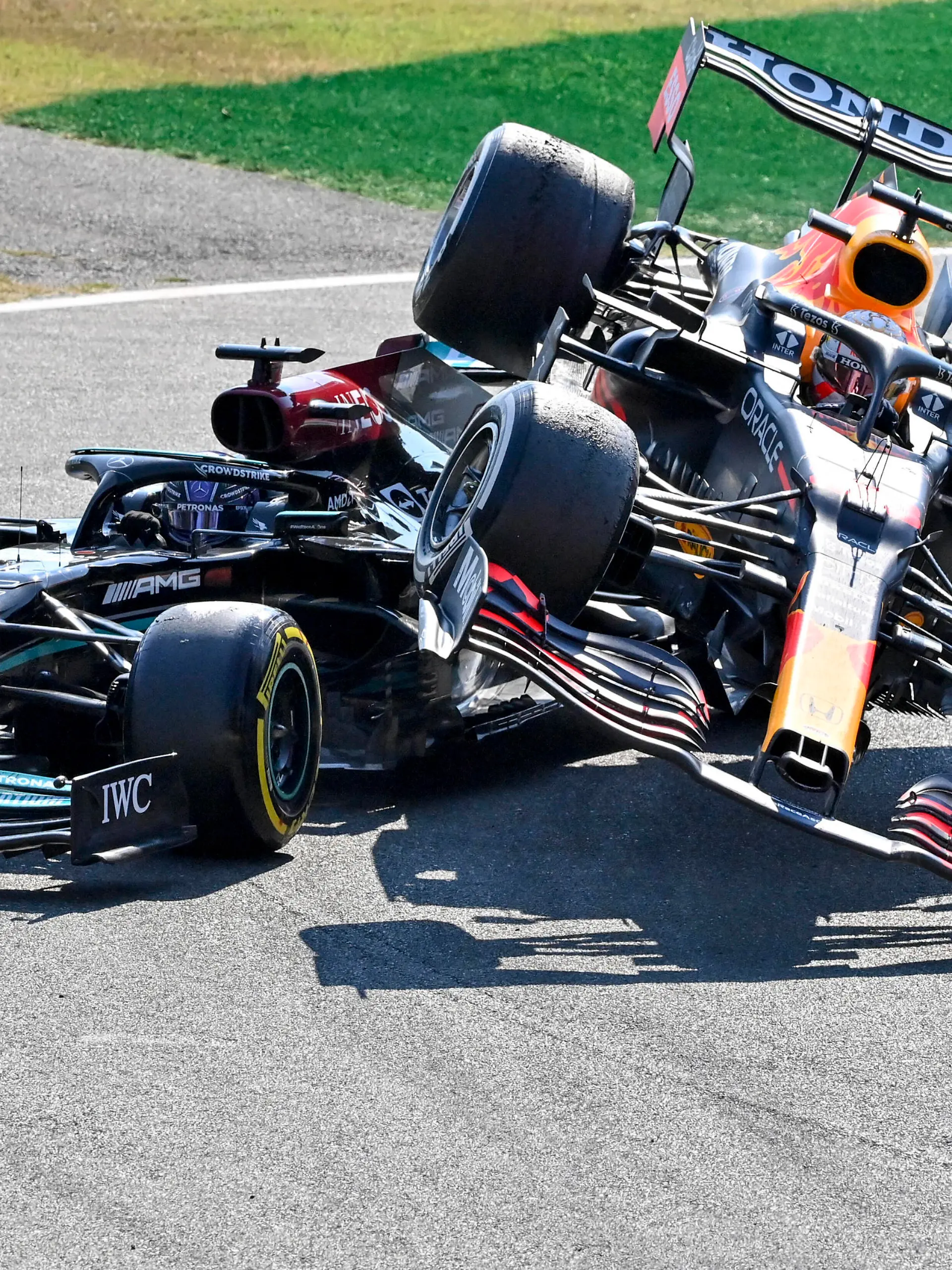 Crash between 44 Lewis Hamilton GBR, Mercedes-AMG Petronas F1 Team and 33 Max Verstappen NED, Red Bull Racing, F1 Grand Prix of Italy at Autodromo Nazionale Monza on September 12, 2021 in Monza, Italy. Photo by HOCH ZWEI Monza Italy *** Crash between 44 Lewis Hamilton GBR, Mercedes AMG Petronas F1 Team and 33 Max Verstappen NED, Red Bull Racing , F1 Grand Prix of Italy at Autodromo Nazionale Monza on September 12, 2021 in Monza, Italy Photo by HOCH ZWEI Monza Italy 