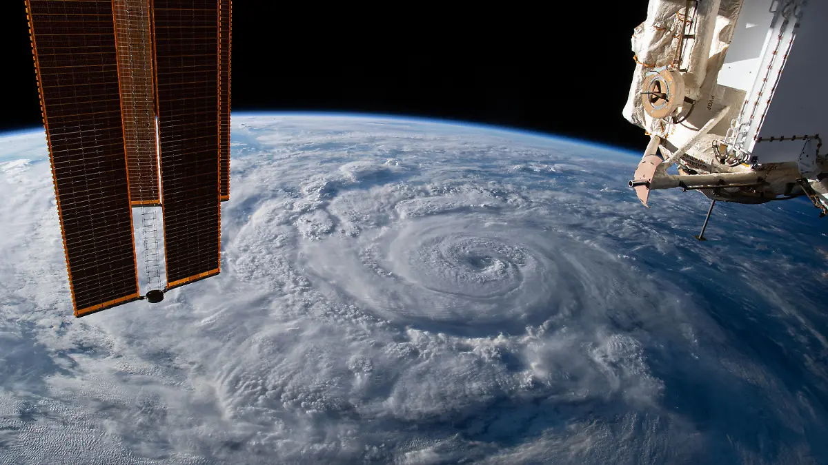 HANDOUT - 19.08.2020, ---: Auf diesem von der US-Raumfahrtbehörde Nasa zur Verfügung gestellten Bild ist der Hurrikan «Genevieve» aus der ISS vor der mexikanischen Westküste zu sehen. Der Hurrikan hat die mexikanische Halbinsel Baja California mit bis zu zehn Meter hohen Wellen und anhaltenden Windgeschwindigkeiten von 120 Kilometern pro Stunde überzogen. Foto: Nasa/dpa - ACHTUNG: Nur zur redaktionellen Verwendung und nur mit vollständiger Nennung des vorstehenden Credits +++ dpa-Bildfunk +++