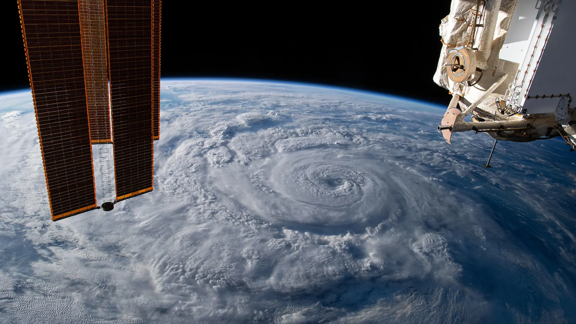 HANDOUT - 19.08.2020, ---: Auf diesem von der US-Raumfahrtbehörde Nasa zur Verfügung gestellten Bild ist der Hurrikan «Genevieve» aus der ISS vor der mexikanischen Westküste zu sehen. Der Hurrikan hat die mexikanische Halbinsel Baja California mit bis zu zehn Meter hohen Wellen und anhaltenden Windgeschwindigkeiten von 120 Kilometern pro Stunde überzogen. Foto: Nasa/dpa - ACHTUNG: Nur zur redaktionellen Verwendung und nur mit vollständiger Nennung des vorstehenden Credits +++ dpa-Bildfunk +++
