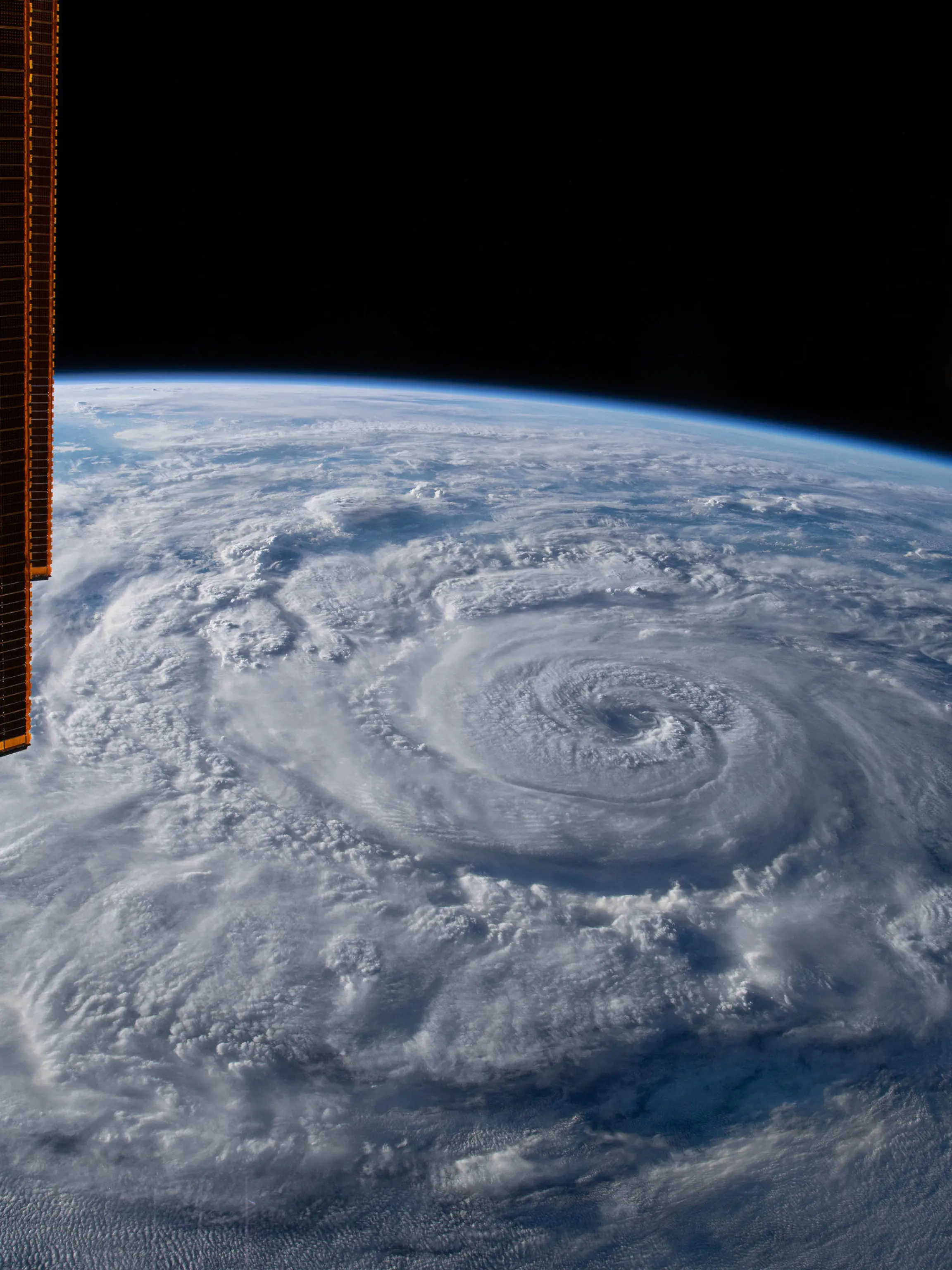 HANDOUT - 19.08.2020, ---: Auf diesem von der US-Raumfahrtbehörde Nasa zur Verfügung gestellten Bild ist der Hurrikan «Genevieve» aus der ISS vor der mexikanischen Westküste zu sehen. Der Hurrikan hat die mexikanische Halbinsel Baja California mit bis zu zehn Meter hohen Wellen und anhaltenden Windgeschwindigkeiten von 120 Kilometern pro Stunde überzogen. Foto: Nasa/dpa - ACHTUNG: Nur zur redaktionellen Verwendung und nur mit vollständiger Nennung des vorstehenden Credits +++ dpa-Bildfunk +++