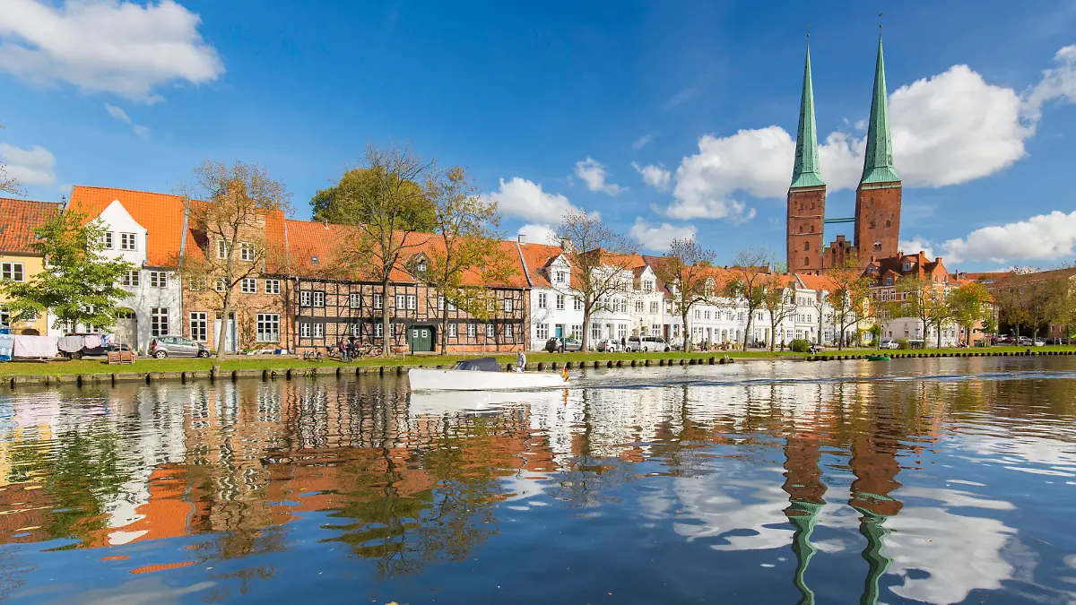 Der Luebecker Dom und Wohnhaeuser an der Untertrave. Schleswig-Holstein, Deutschland | Luebeck Cathedral and residential buildings at the river Trave. Schleswig-Holstein, Germany