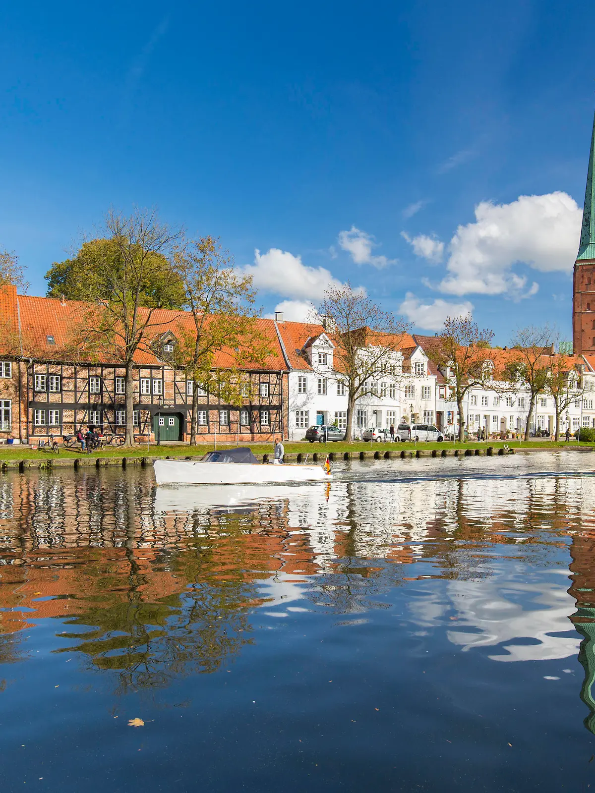 Der Luebecker Dom und Wohnhaeuser an der Untertrave. Schleswig-Holstein, Deutschland | Luebeck Cathedral and residential buildings at the river Trave. Schleswig-Holstein, Germany