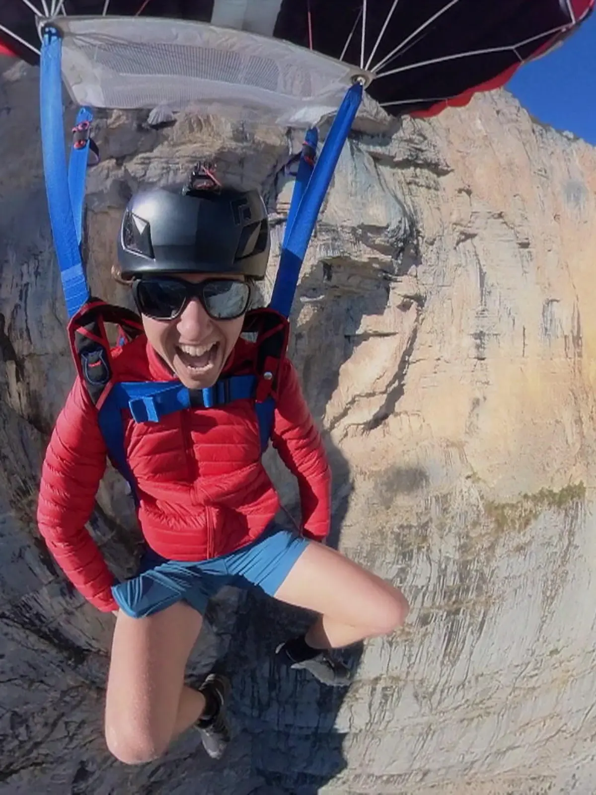 Dieser Basejumper stellt  gerade einen irren Weltrekord auf. Ihm reicht es nicht, sich einfach nur in die Tiefe zu Stürzen. In Italien wagt er jetzt diesen verrückten Versuch: Fliegen und glichzeitig Seilspringen! Insgesamt 11 Runden schafft er mit dem Springseil bevor sich der Fallschirm öffnet - das ist Weltrekord