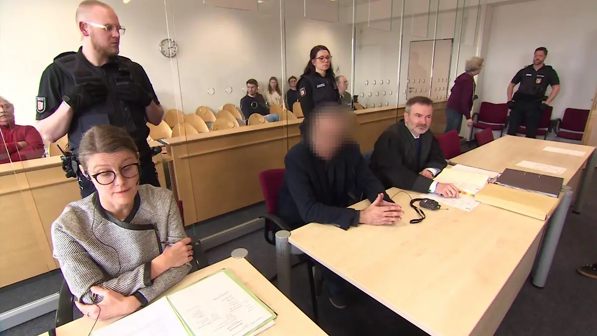 Das Landgericht Itzehoe hat einen 55 Jahre alten Mann wegen Mordes an seiner Ehefrau und Vergewaltigung zu einer lebenslangen Haftstrafe verurteilt.