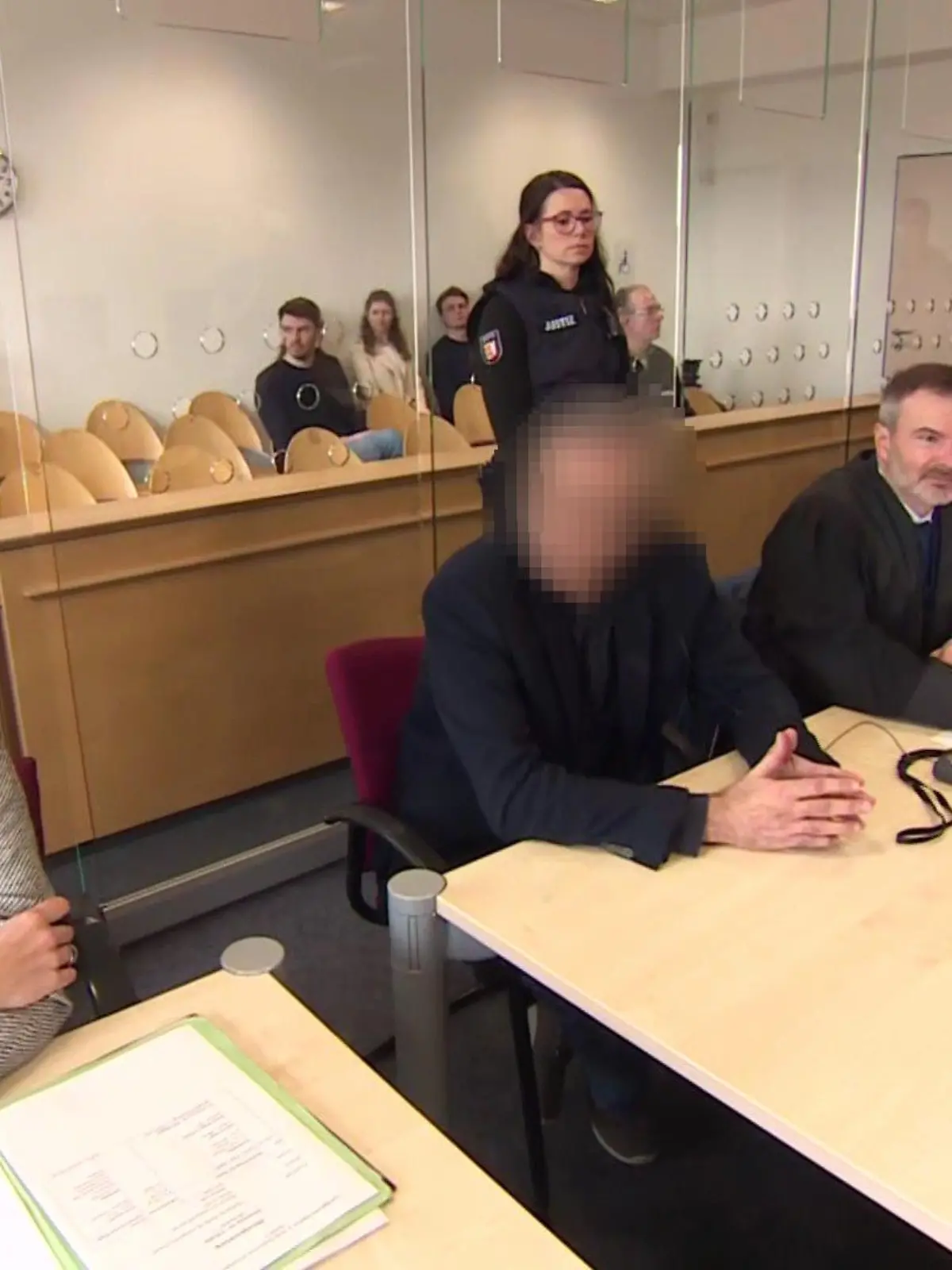 Das Landgericht Itzehoe hat einen 55 Jahre alten Mann wegen Mordes an seiner Ehefrau und Vergewaltigung zu einer lebenslangen Haftstrafe verurteilt.