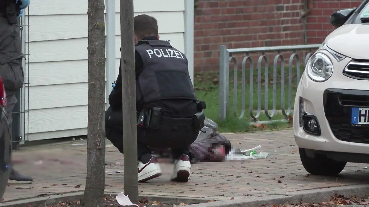 Auf offener Straße in Heide wird die Mutter von ihrem eigenen Ehemann erschossen.