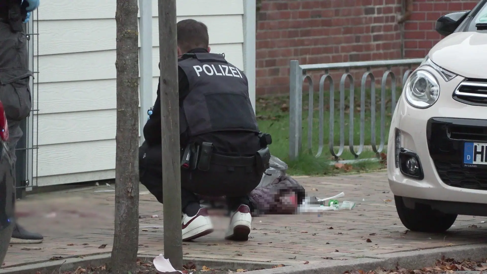 Auf offener Straße in Heide wird die Mutter von ihrem eigenen Ehemann erschossen.