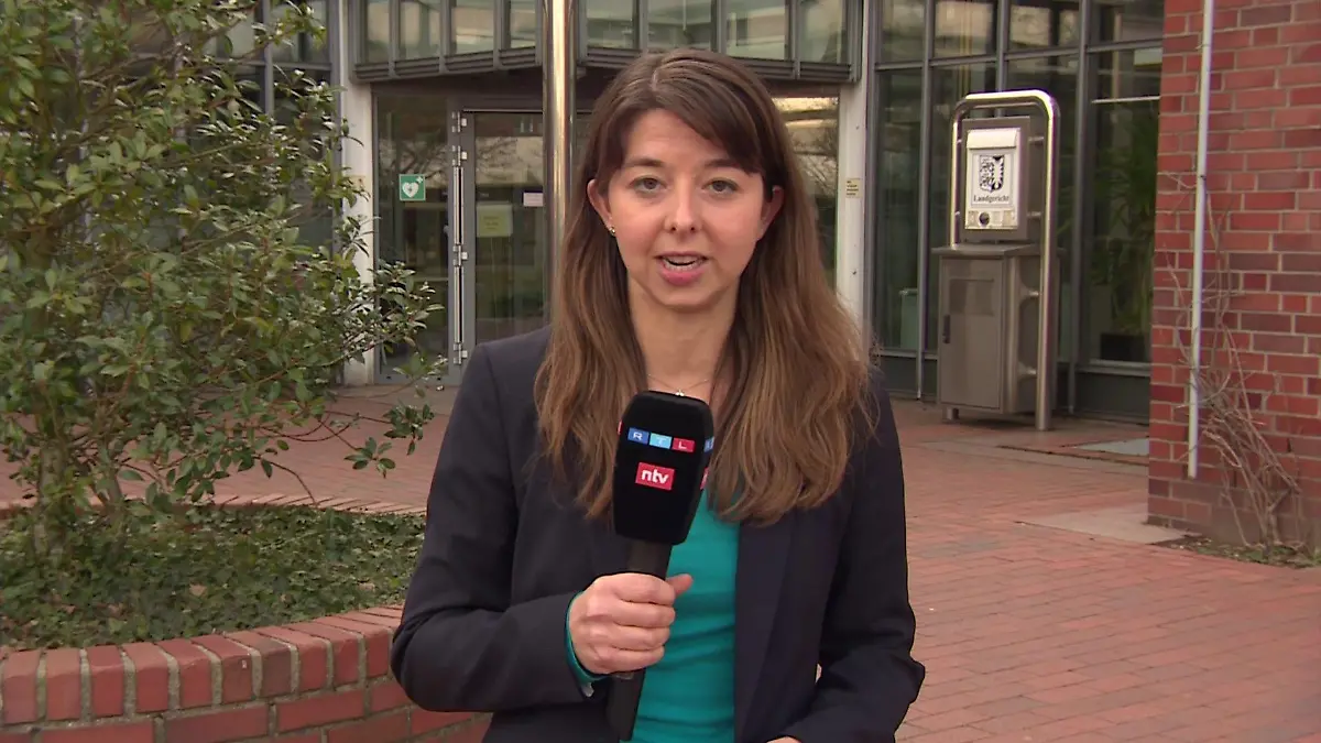 RTL-Reporterin Laura Rihm ist bei der Urteilsverkündung in Itzehoe vor Ort.