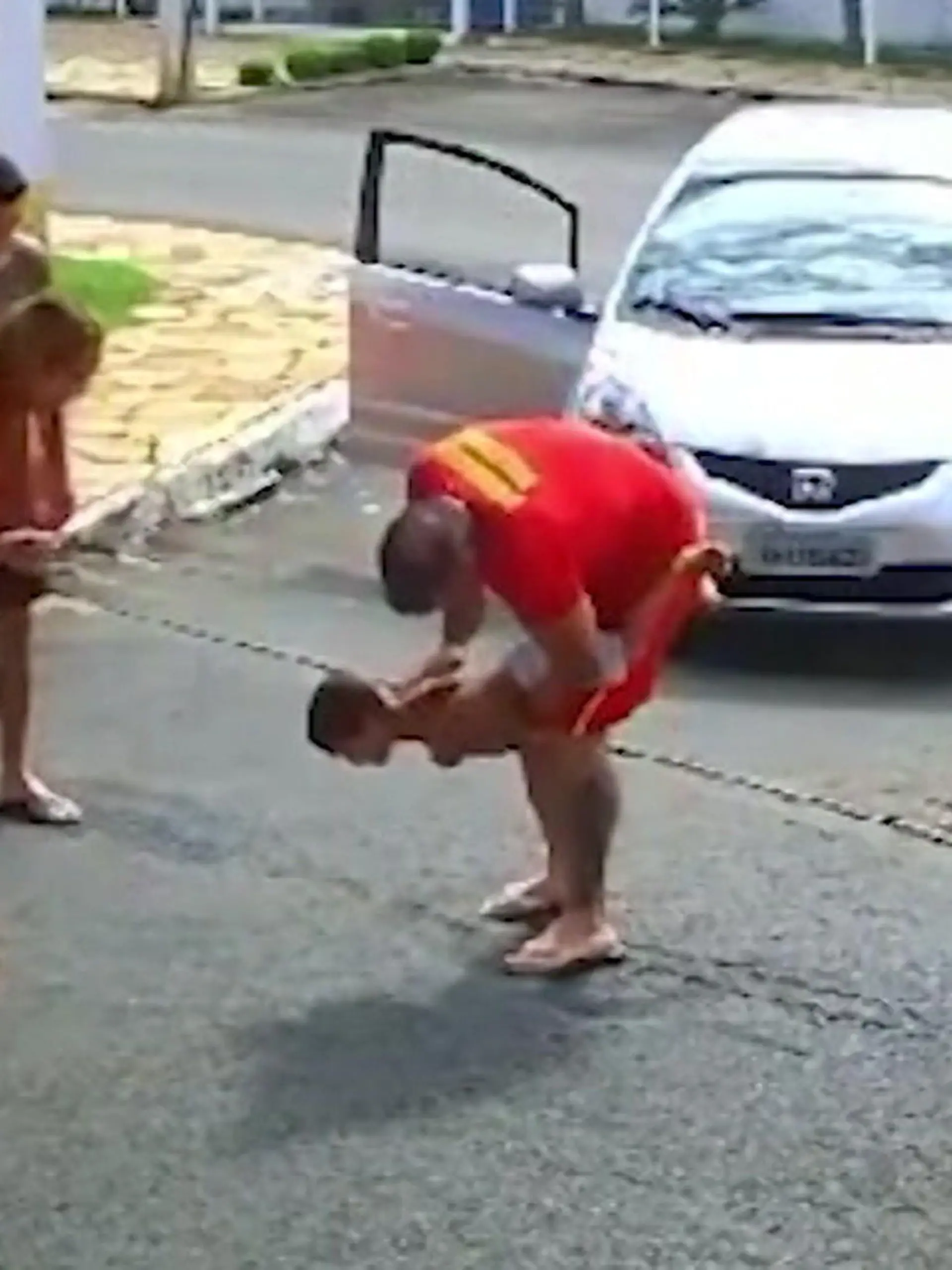 Ein kleiner Junge verschluckt sich einer Münze, die er auf einer Kommode gefunden hat. Die Familie fährt ihn zur nächsten Feuerwehrwache. 
Der Offizier rennt ihnen entgegen und beginnt mit dem sogenannten Heimlich-Manöver.