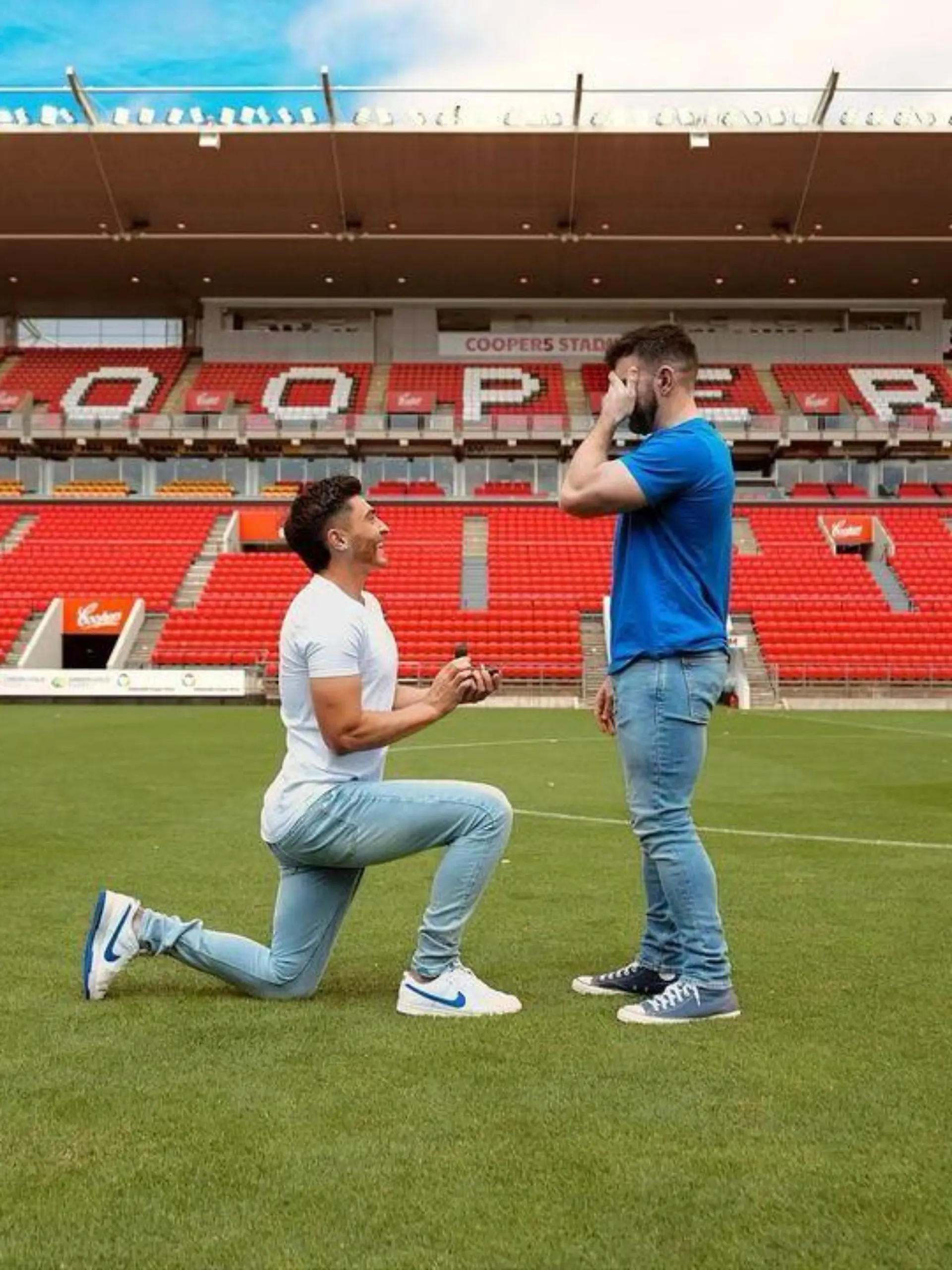 Fußball-Profi Joshua Cavallo verlobt sich im Stadion seines Vereins