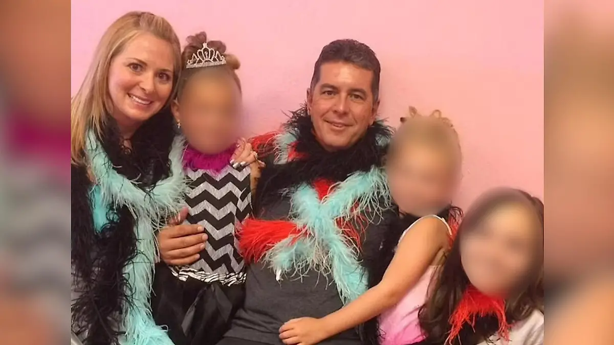 Ein Familienfoto mit Frau, Mann und drei Kindern.