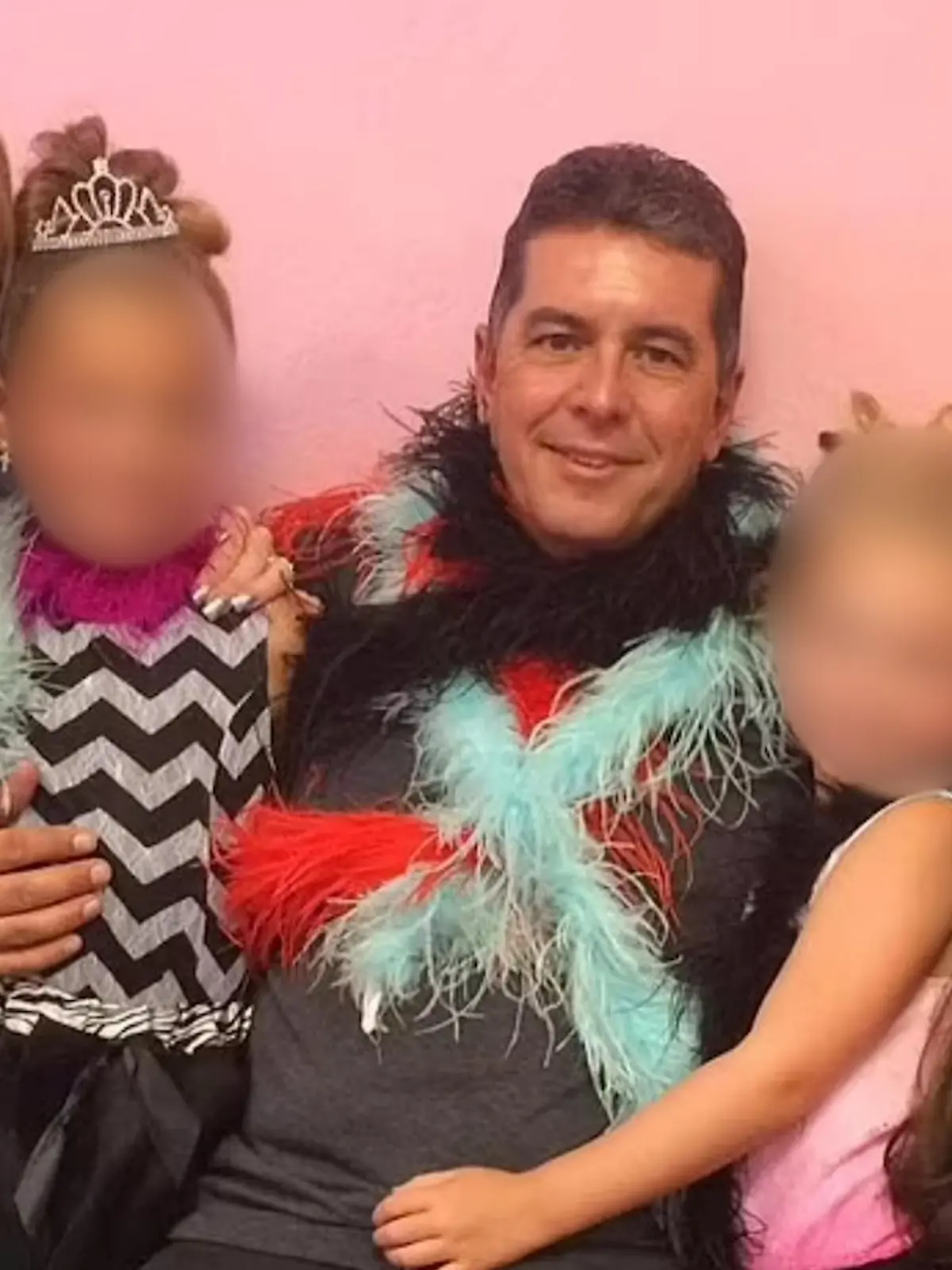 Ein Familienfoto mit Frau, Mann und drei Kindern.