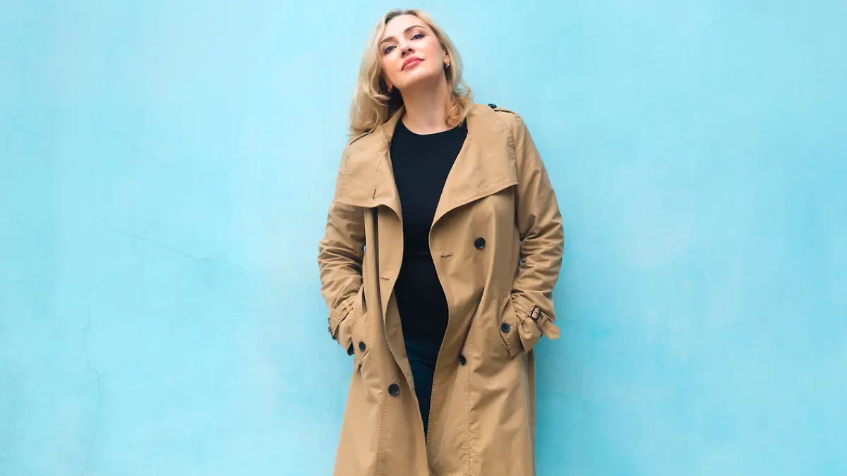 Frau im Trenchcoat