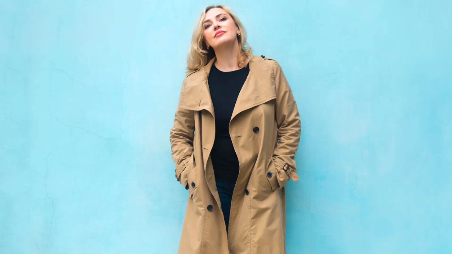 Frau im Trenchcoat