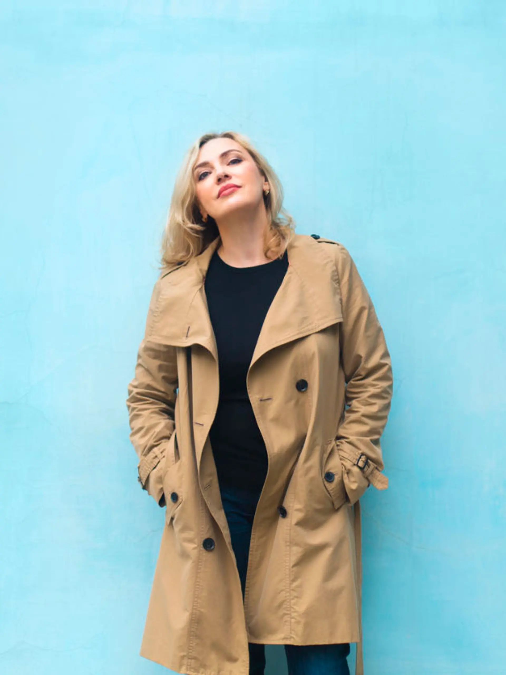 Frau im Trenchcoat