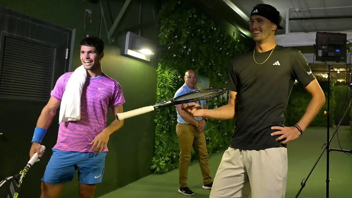 Alcaraz (l.) und Zverev haben in den Katakomben sichtlich Spaß