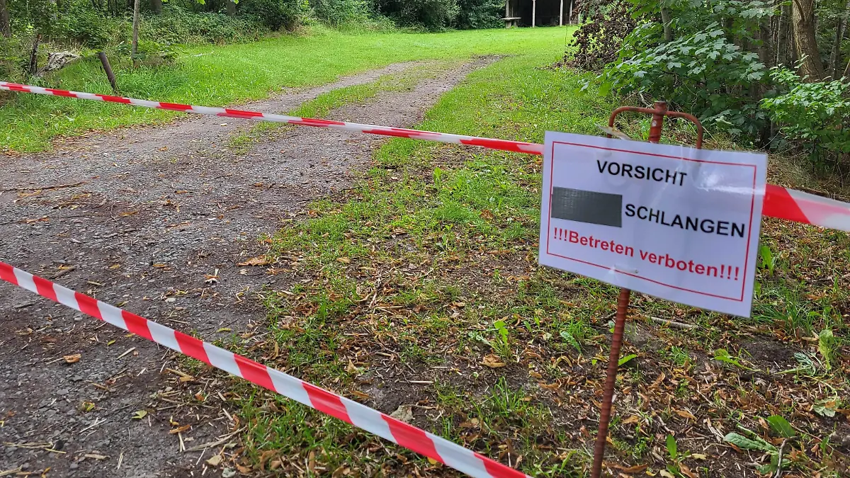 Mit diesen Hinweisschildern warnt die Samtgemeinde Dörpen vor den Schlangen.