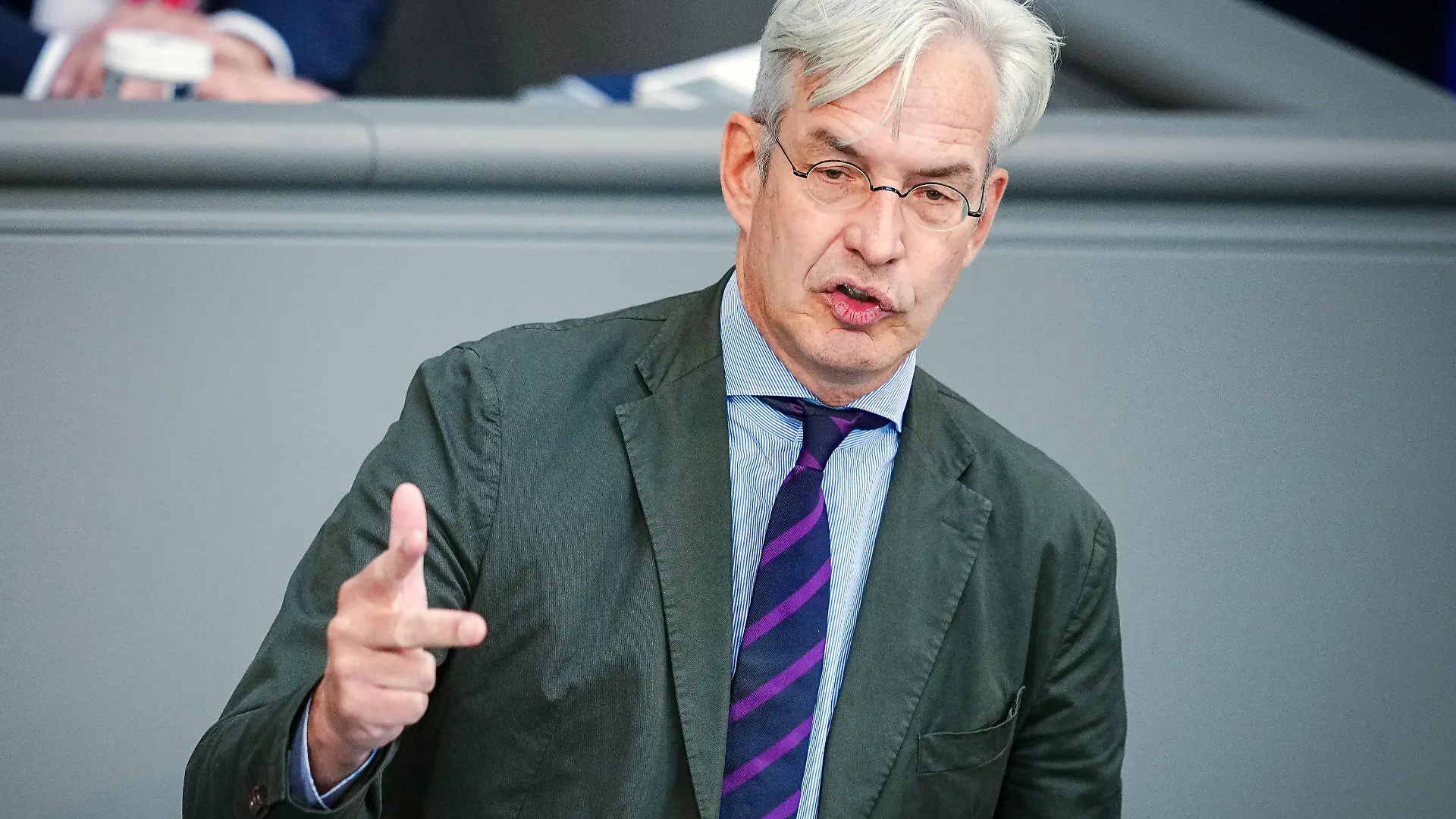 ARCHIV - 31.05.2022, Berlin: Mathias Middelberg (CDU), innenpolitischer Sprecher der Unionsfraktion, spricht im Bundestag zum Auftakt der Haushaltswoche. (zu dpa: «Unionsfraktionsvize: Kanzler muss sich bei Taurus-Lieferungen bewegen») Foto: Kay Nietfeld/dpa +++ dpa-Bildfunk +++