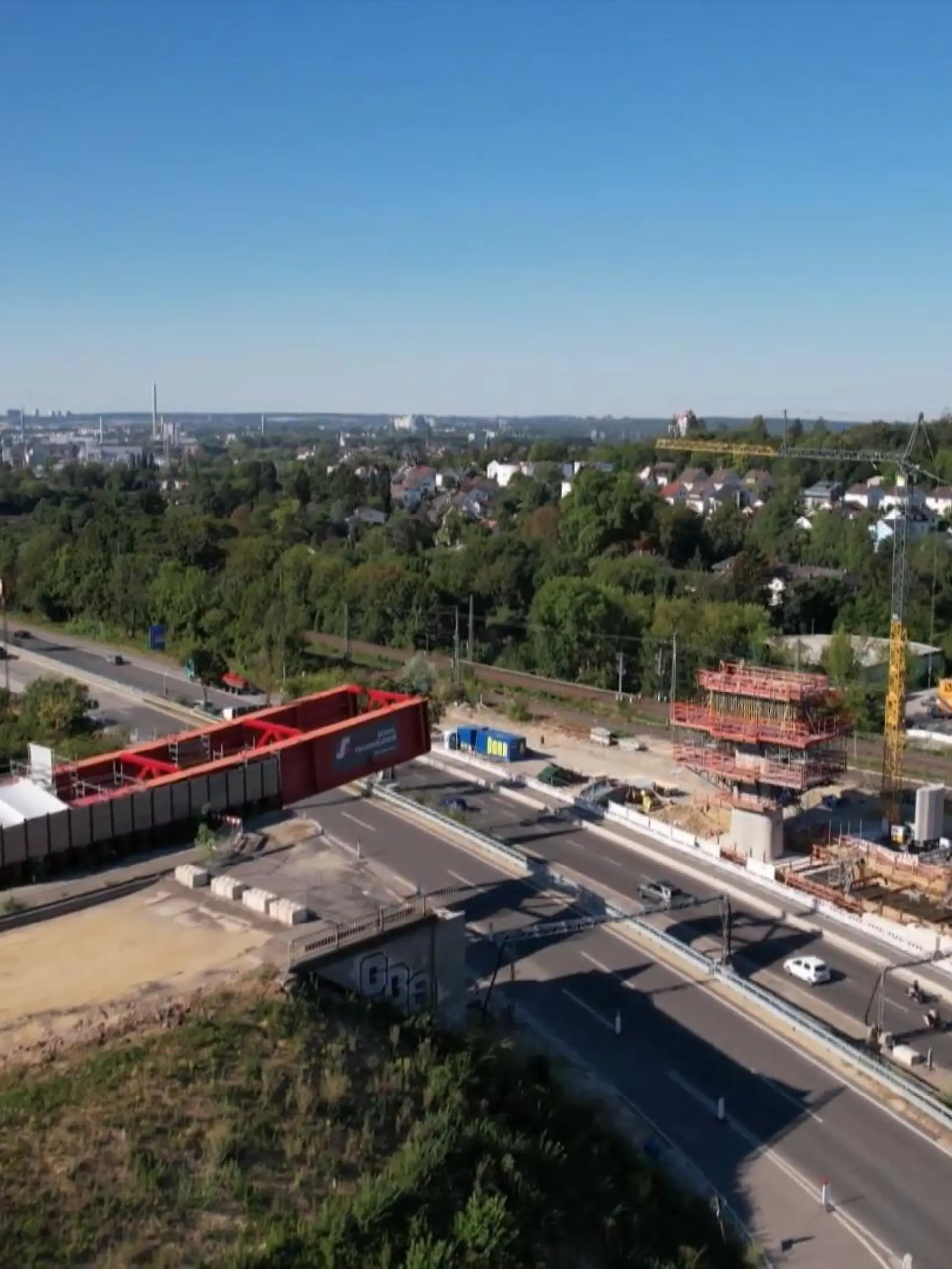 Für viele Pendler ist diese Nachricht wohl eine echte Erleichterung: Es geht voran an der Salzbachtalbrücke bei Wiesbaden. Der erste Brückenabschnitt ist heute (06.09.) über das Tal geschoben worden. Im November 2021 musste die Brücke gesprengt werden, davor war sie aus Sicherheitsgründen gesperrt worden.