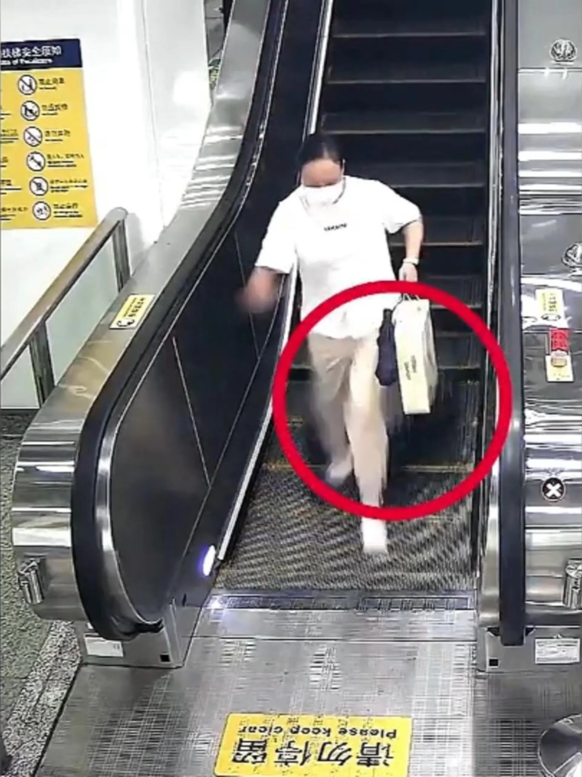 Das hätte auch ganz anders ausgehen können! In China wollen zwei junge Frauen ihr Gepäck einzelnd eine Rolltreppe hinunterschicken. Doch die ist so steil, dass einer der Koffer vornüber kippt und am Fuße der Treppe eine Frau umreißt!