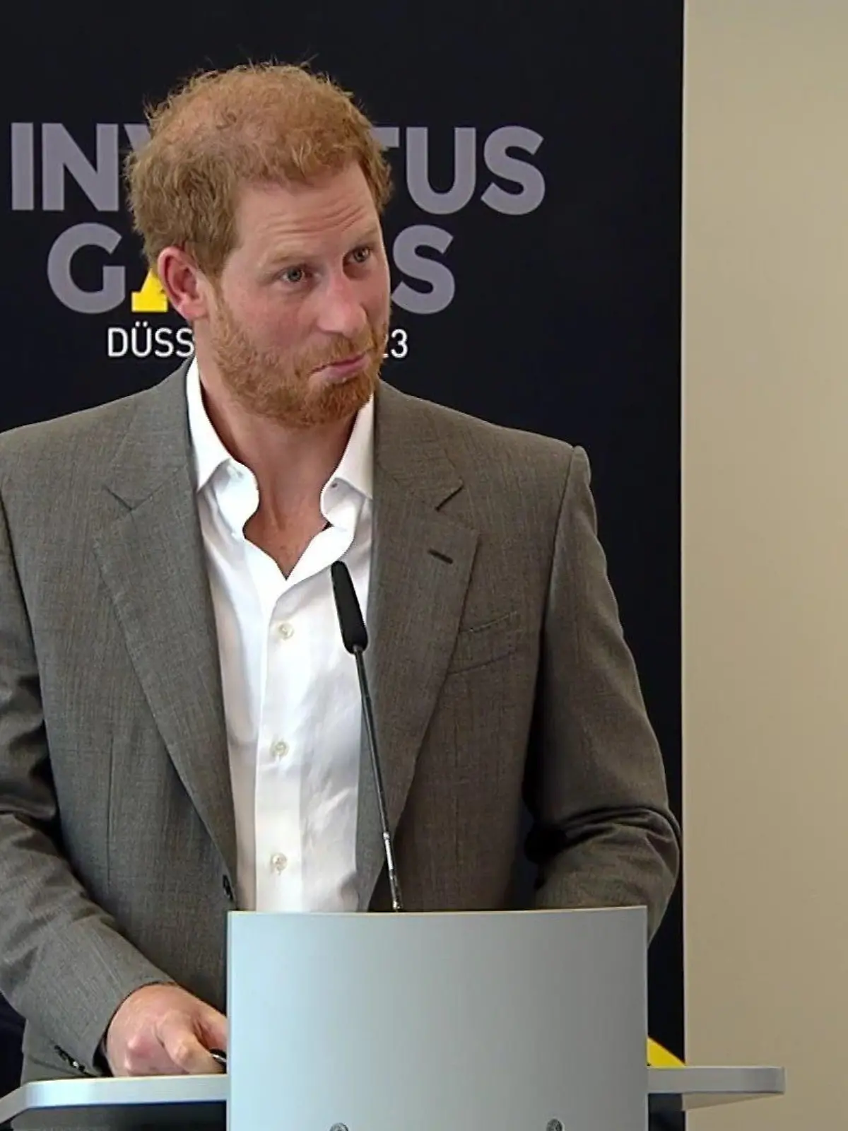 Prinz Harry ist beim Besuch in Düsseldorf bestens gelaunt.