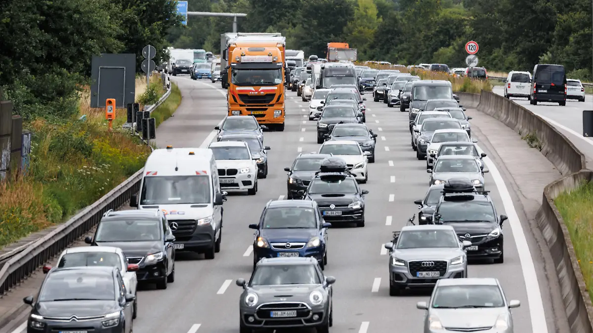 ARCHIV - 16.07.2022, Hamburg: Reiseverkehr aus Schleswig-Holstein in Richtung Süden staut sich in Hamburg auf der Autobahn A1 Höhe Moorfleet. Am Wochenende könnte nach Angaben des Verbands fast jede Fahrt im Stau enden, weil Bayern und Baden-Württemberg als letzte Bundesländer in die Sommerferien starten, während viele Reisende aus Nordrhein-Westfalen und Skandinavien wieder auf dem Heimweg sind. (zu dpa «ADAC erwartet am Wochenende schlimmstes Stauwochenende der Ferien») Foto: Markus Scholz/dpa +++ dpa-Bildfunk +++