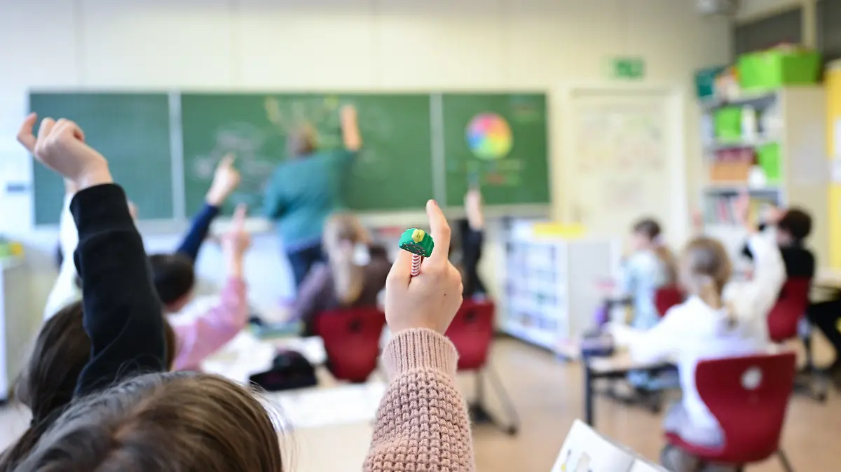 ARCHIV - 15.11.2023, Baden-Württemberg, Stuttgart: Schüler melden sich in einer vierten Klasse in einer Grundschule in Stuttgart. Die Gespräche zu einer Bildungsallianz zwischen Landesregierung, Regierungsfraktionen und der Opposition werden konkreter. (zu dpa: «VBE: Umfrage zu Inklusion zeigt hohe Unzufriedenheit mit Umsetzung») Foto: Bernd Weißbrod/dpa +++ dpa-Bildfunk +++