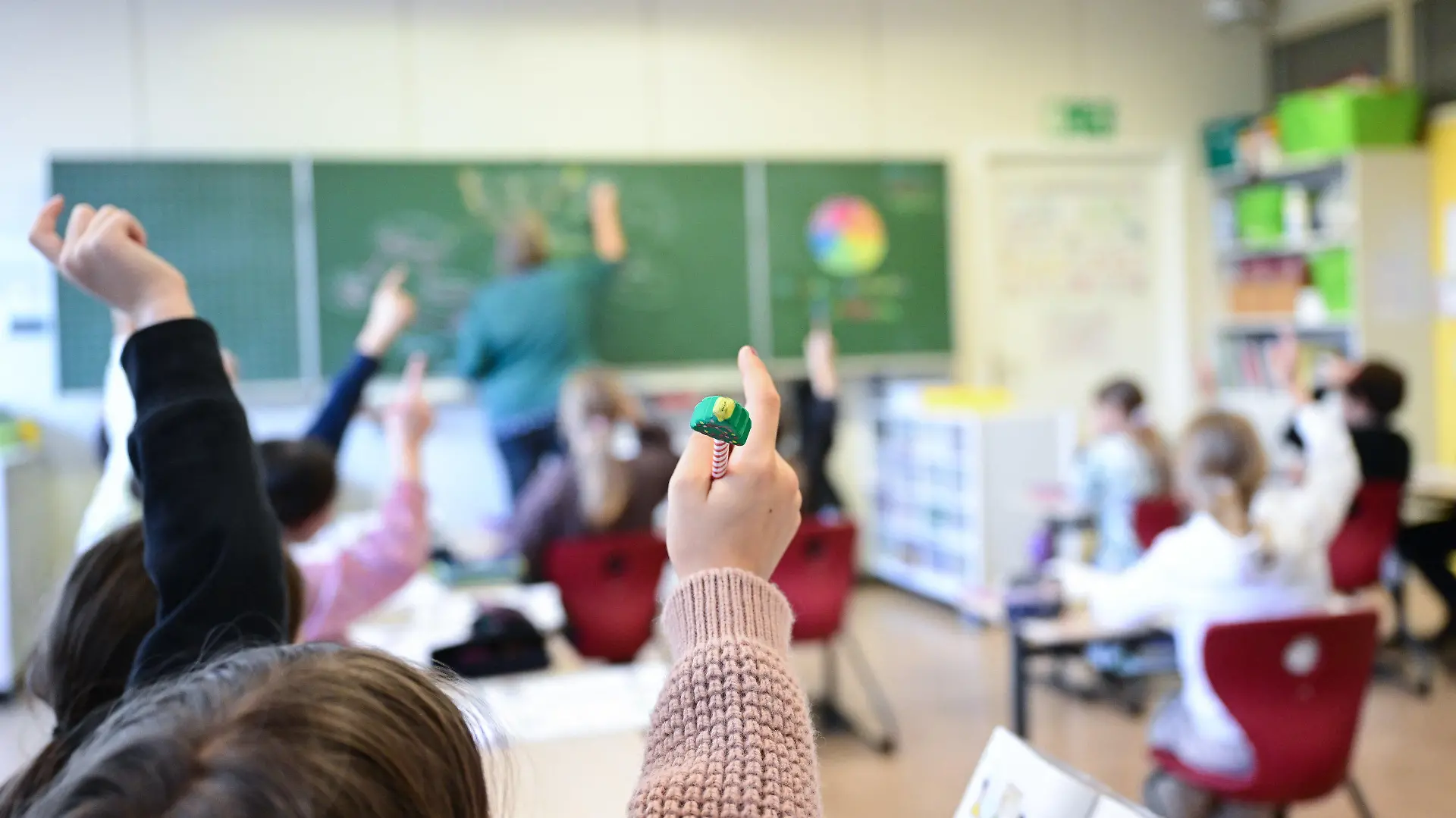 ARCHIV - 15.11.2023, Baden-Württemberg, Stuttgart: Schüler melden sich in einer vierten Klasse in einer Grundschule in Stuttgart. Die Gespräche zu einer Bildungsallianz zwischen Landesregierung, Regierungsfraktionen und der Opposition werden konkreter. (zu dpa: «VBE: Umfrage zu Inklusion zeigt hohe Unzufriedenheit mit Umsetzung») Foto: Bernd Weißbrod/dpa +++ dpa-Bildfunk +++