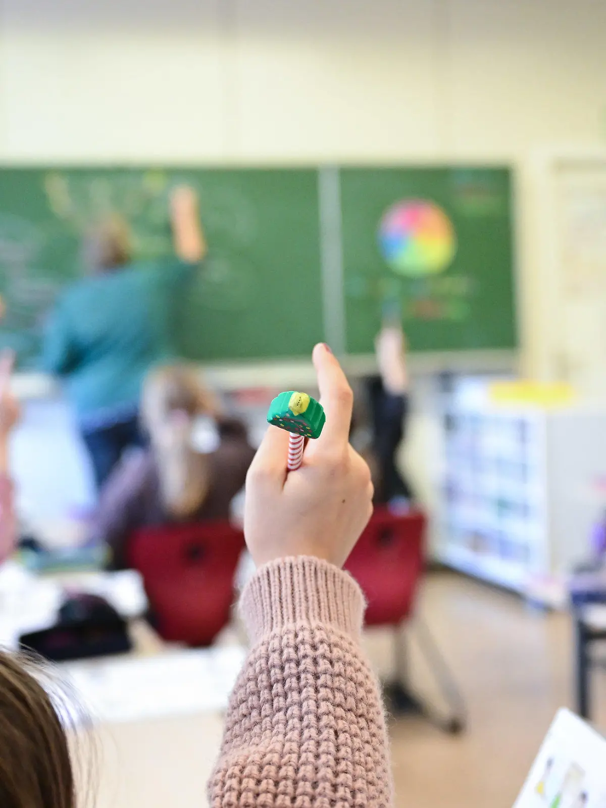 ARCHIV - 15.11.2023, Baden-Württemberg, Stuttgart: Schüler melden sich in einer vierten Klasse in einer Grundschule in Stuttgart.  Die Gespräche zu einer Bildungsallianz zwischen Landesregierung, Regierungsfraktionen und der Opposition werden konkreter. (zu dpa: «VBE: Umfrage zu Inklusion zeigt hohe Unzufriedenheit mit Umsetzung») Foto: Bernd Weißbrod/dpa +++ dpa-Bildfunk +++