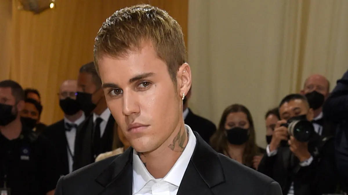 ARCHIV - 13.09.2021, USA, New York: Justin Bieber kommt zur Benefizgala des Costume Institute des Metropolitan Museum of Art anlässlich der Eröffnung der Ausstellung «In America: A Lexicon of Fashion». (zu dpa «Justin Bieber unterbricht erneut Welttournee») Foto: Evan Agostini/Invision/AP/dpa +++ dpa-Bildfunk +++