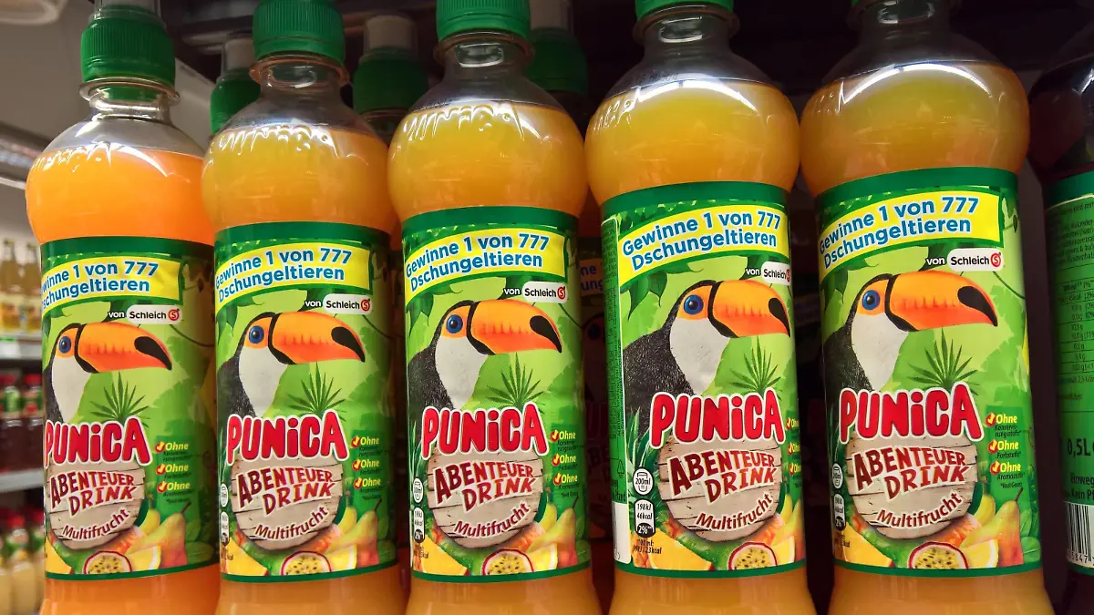 Punica ist eine 1977 entwickelte Marke für Fruchtsaftgetraenke, welche zurzeit von PepsiCo gefuehrt wird. Punica Getraenke gibt es als Classics, SoFresh, Tea and Fruit, Fruchtig und Spritzig sowie Abenteuer Drinks. Punica Getraenke werden in Glas- und PET-Flaschen sowie in Getraenkekartons abgefuellt. Foto: Punika Multifrucht - Abenteuerdrink in Plastikflaschen. *** Punica is a brand of fruit juices currently developed by PepsiCo in 1977 Punica drinks are available as Classics SoFresh Tea and Fruit Fruity and tangy as well as adventure drinks Punica drinks are bottled in glass and PET bottles and in beverage boxes Foto Punika Multifrucht adventure drink in plastic bottles  