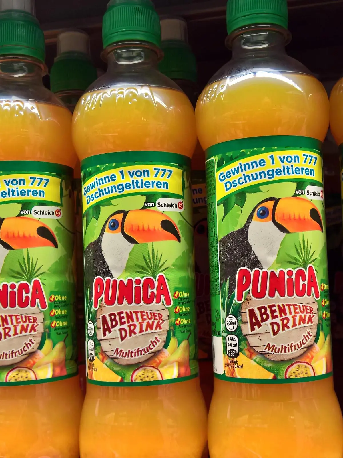 Punica ist eine 1977 entwickelte Marke für Fruchtsaftgetraenke, welche zurzeit von PepsiCo gefuehrt wird. Punica Getraenke gibt es als Classics, SoFresh, Tea and Fruit, Fruchtig und Spritzig sowie Abenteuer Drinks. Punica Getraenke werden in Glas- und PET-Flaschen sowie in Getraenkekartons abgefuellt. Foto: Punika Multifrucht - Abenteuerdrink in Plastikflaschen. *** Punica is a brand of fruit juices currently developed by PepsiCo in 1977 Punica drinks are available as Classics SoFresh Tea and Fruit Fruity and tangy as well as adventure drinks Punica drinks are bottled in glass and PET bottles and in beverage boxes Foto Punika Multifrucht adventure drink in plastic bottles  