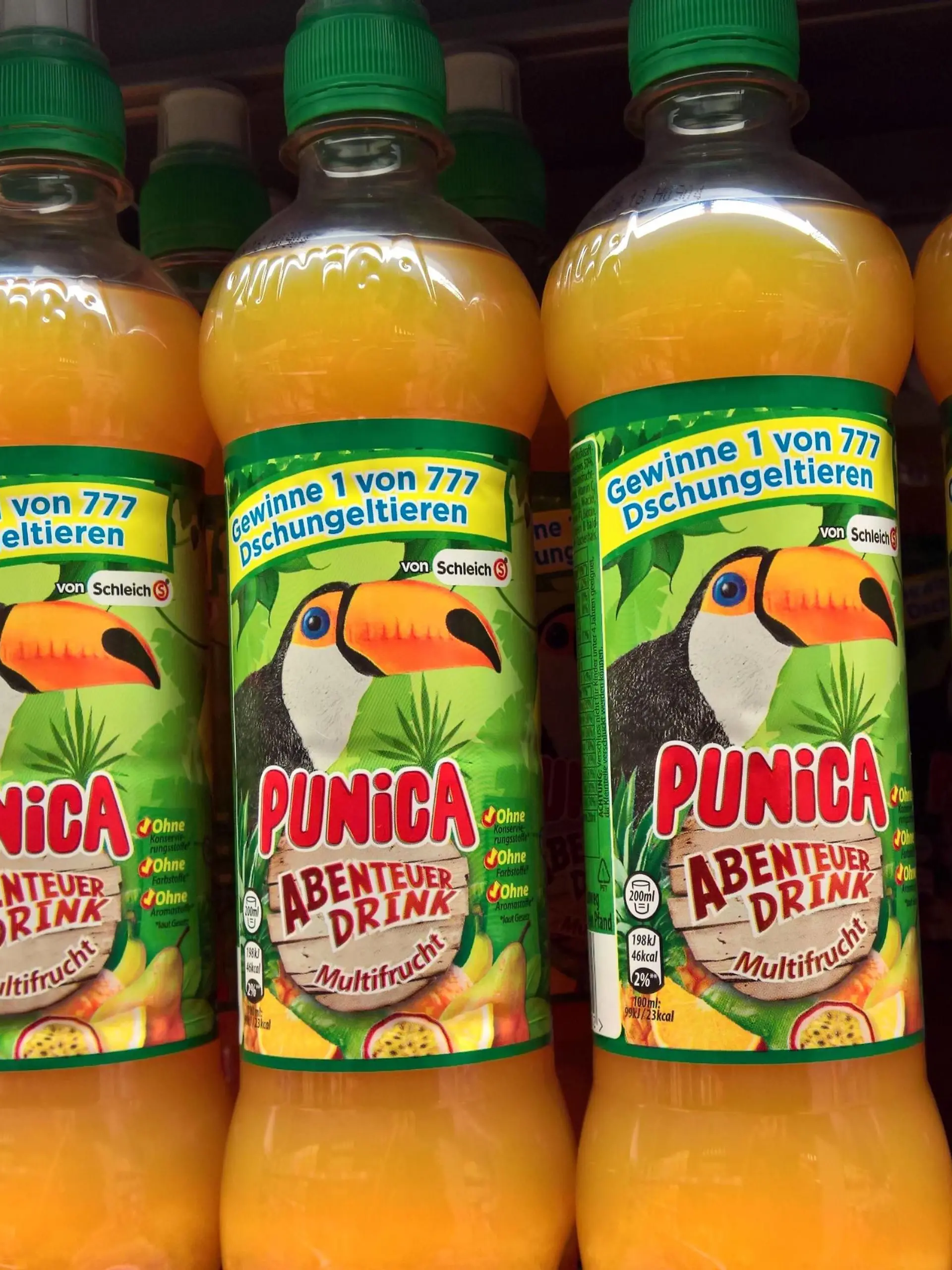 Punica ist eine 1977 entwickelte Marke für Fruchtsaftgetraenke, welche zurzeit von PepsiCo gefuehrt wird. Punica Getraenke gibt es als Classics, SoFresh, Tea and Fruit, Fruchtig und Spritzig sowie Abenteuer Drinks. Punica Getraenke werden in Glas- und PET-Flaschen sowie in Getraenkekartons abgefuellt. Foto: Punika Multifrucht - Abenteuerdrink in Plastikflaschen. *** Punica is a brand of fruit juices currently developed by PepsiCo in 1977 Punica drinks are available as Classics SoFresh Tea and Fruit Fruity and tangy as well as adventure drinks Punica drinks are bottled in glass and PET bottles and in beverage boxes Foto Punika Multifrucht adventure drink in plastic bottles  