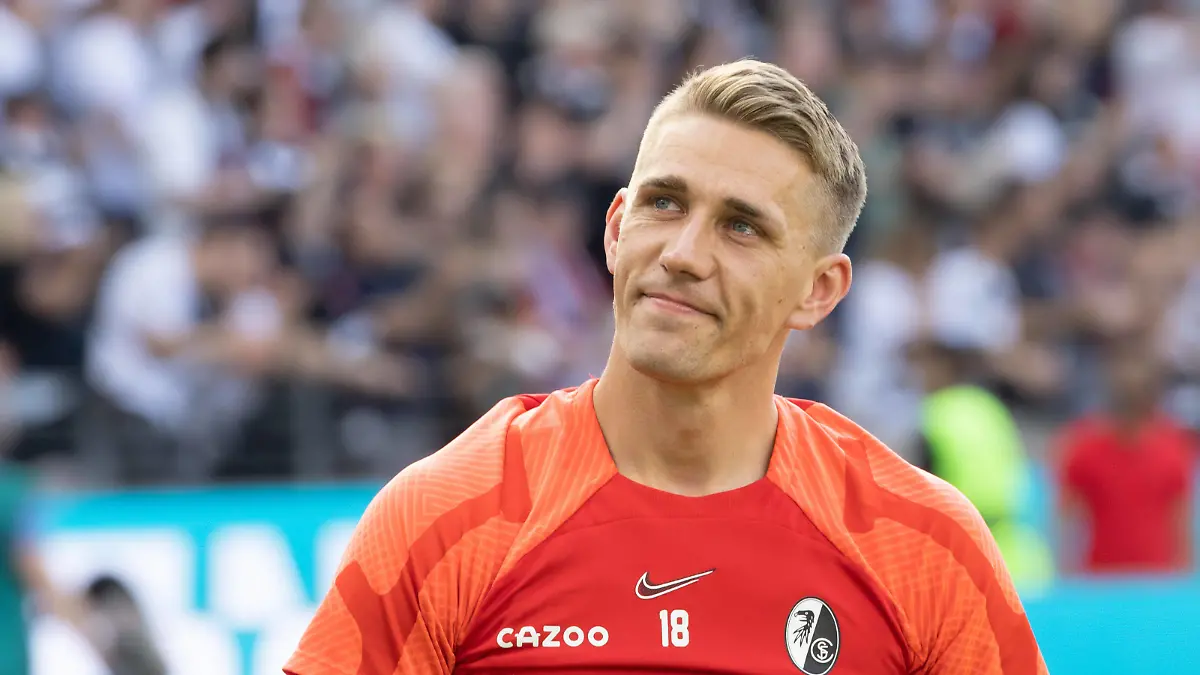 Eintracht Frankfurt - SC Freiburg, 1. FBL Nils Petersen SC Freiburg, 18. Bundesligaspiel zwischen Eintracht Frankfurt und dem SC Freiburg am 27. Mai 2023 im Deutsche Bank Park in Frankfurt am Main. Nach Vorgaben der DFL, Deutsche Fußball Liga, ist es untersagt, in dem Stadion und/oder vom Spiel angefertigte Fotoaufnahmen in Form von Sequenzbildern und/oder videoähnlichen Fotostrecken zu verwerten bzw. verwerten zu lassen., Frankfurt am Main Hessen Deutschland Deutsche Bank Park *** Eintracht Frankfurt SC Freiburg, 1 FBL Nils Petersen SC Freiburg, 18 Bundesliga match between Eintracht Frankfurt and SC Freiburg on 27 May 2023 at Deutsche Bank Park in Frankfurt am Main According to the requirements of the DFL, German Football League, it is prohibited in the stadium and or from the game made photographs in the form of sequence pictures and or video-like photo series to exploit or to let exploit , Frankfurt am Main Hesse Germany Deutsche Bank Park