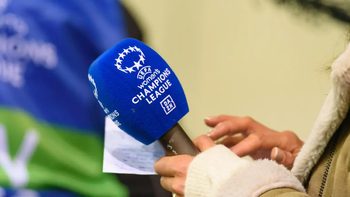 Munich, Germany, November 17th 2 DAZN Womens Champions League microphone during the UEFA Womens Champions League Group stage round 4 football match between FC Bayern Munich and Olympique Lyonnais at FC Bayern Campus in Munich, Germany. Sven Beyrich/SPP FC Bayern Munich v Olympique Lyonnais - UEFA Womens Champions League - FC Bayern Campus PUBLICATIONxNOTxINxBRA 
