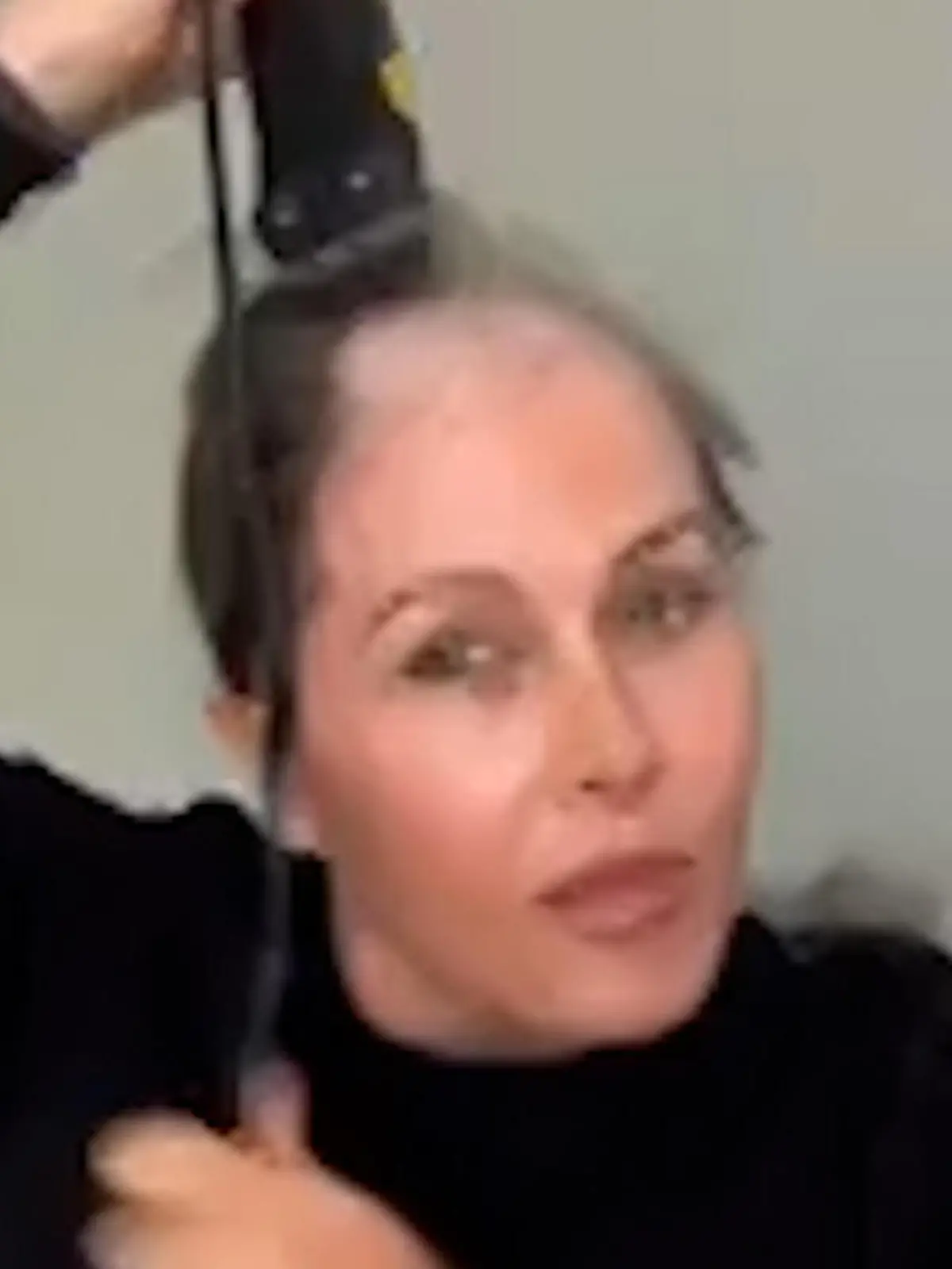 Schauspielerin Nicole Eggert sagt dem Krebs den Kampf an. Sie rasiert sich auf Instagram eine Glatze. Die 52-Jährige wurde bekannt als Summer Quinn in der Fernsehserie Baywatch. Im Dezember 2023 gab sie erstmals bekannt, dass bei ihr eine seltene Form von  Brustkrebs diagnostiziert wurde. Aber sie will nicht aufgeben.