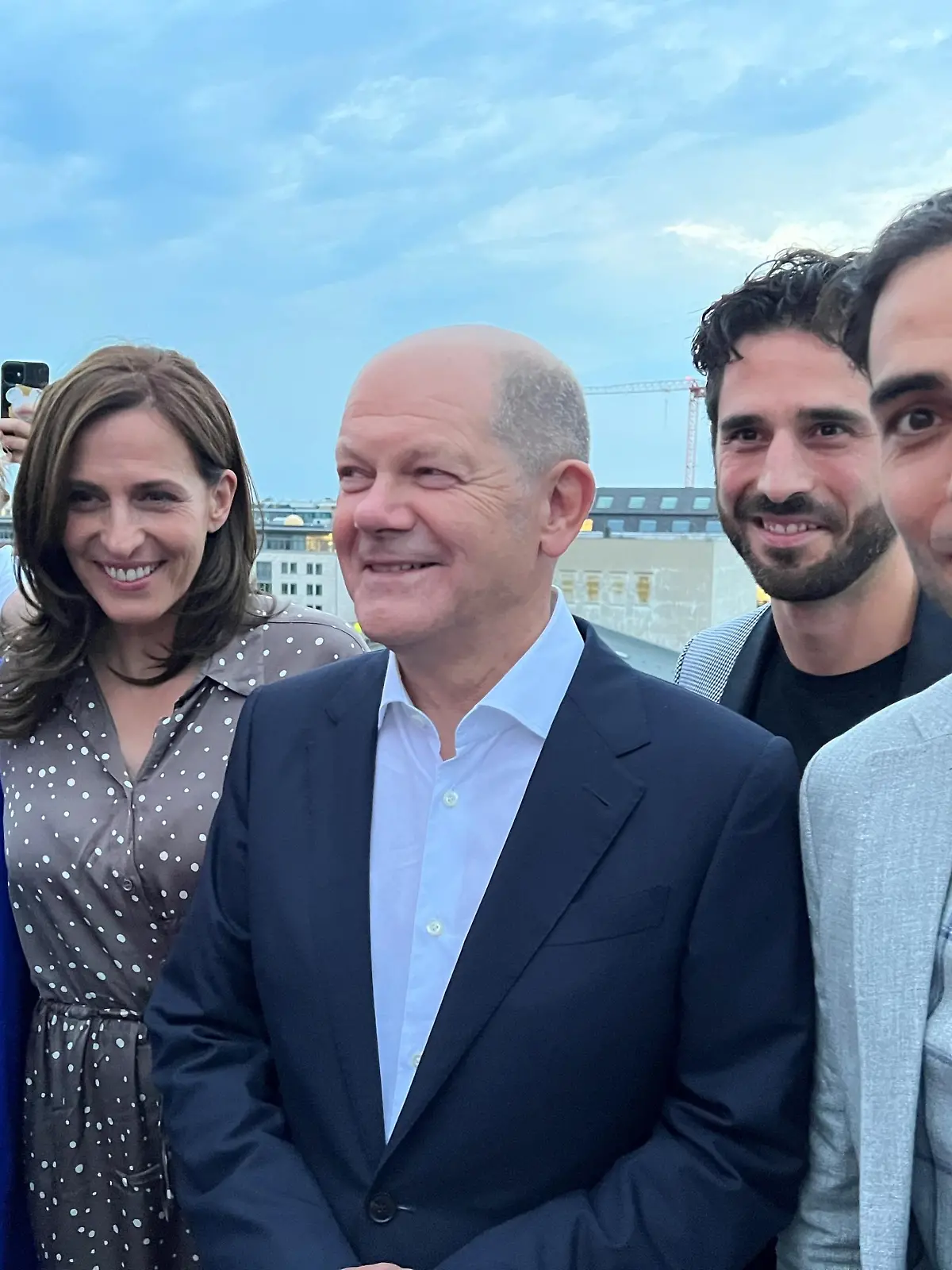 Die GZSZ-Stars Gisa Zach, Ulrike Frank, Tobias Evers und Timur Ülker (von links) im Gespräch mit Bundeskanzler Olaf Scholz - spielt er demnächst in der Soap mit?