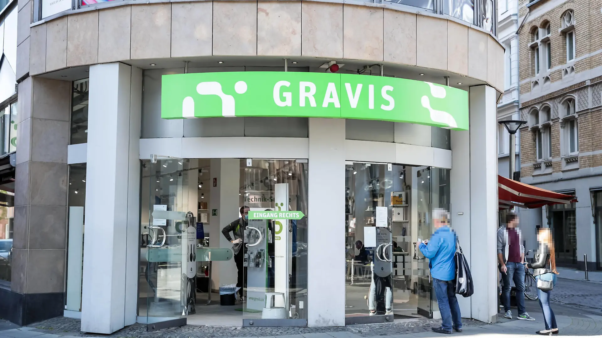  Koelner Innenstadt 20.04.2020 Bei Gravis bilden sich ebenfalls deutliche Schlangen. Die Koelner Innenstadt am ersten Tag nach Lockerung der Covid-19-Beschraenkungen. Koeln Innenstadt NRW Deutschland *** Cologne city centre 20 04 2020 At Gravis, clear queues are also forming The Cologne city centre on the first day after the Covid 19 restrictions were relaxed Cologne city centre NRW Germany Copyright: xBEAUTIFULxSPORTS/Wunderlx
