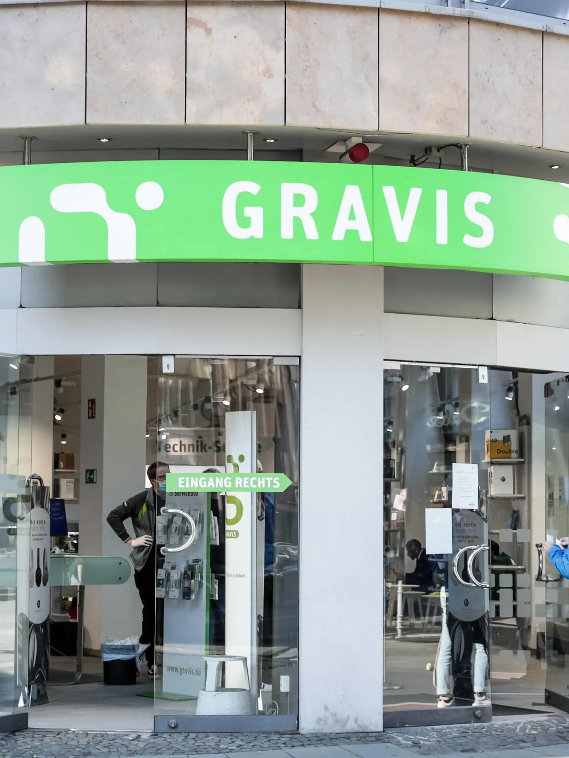  Koelner Innenstadt 20.04.2020 Bei Gravis bilden sich ebenfalls deutliche Schlangen. Die Koelner Innenstadt am ersten Tag nach Lockerung der Covid-19-Beschraenkungen. Koeln Innenstadt NRW Deutschland *** Cologne city centre 20 04 2020 At Gravis, clear queues are also forming The Cologne city centre on the first day after the Covid 19 restrictions were relaxed Cologne city centre NRW Germany Copyright: xBEAUTIFULxSPORTS/Wunderlx