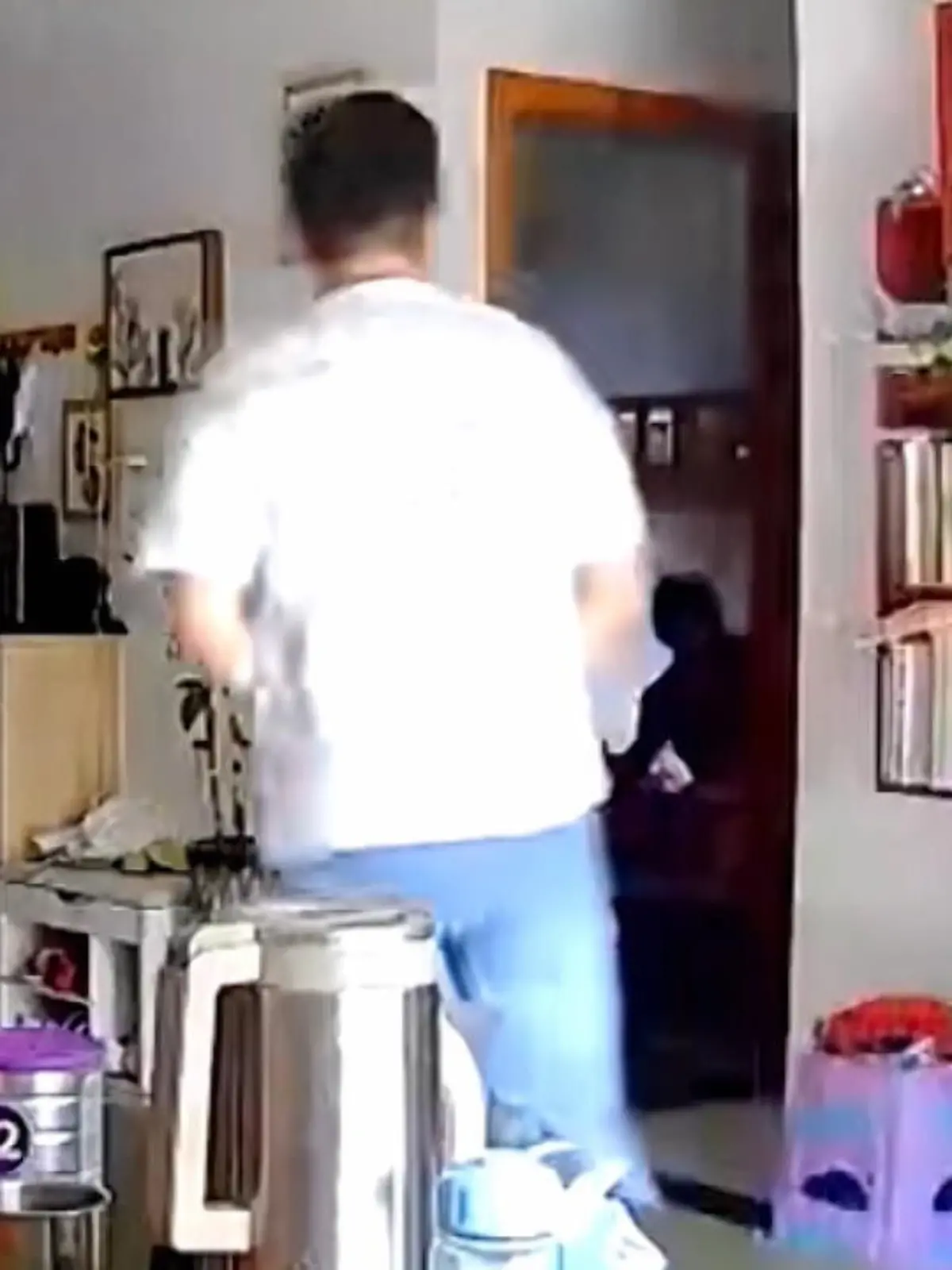 Was auf den ersten Blick aussieht wie eine normale Begegnung in einer Wohnung, ist eigentlich ein gescheiterter Einbruchsversuch im Süden von China. Der Mann im Video wohnt nämlich gar nicht hier - er hat sich Zugang verschafft und will gerade auf Diebestour gehen.