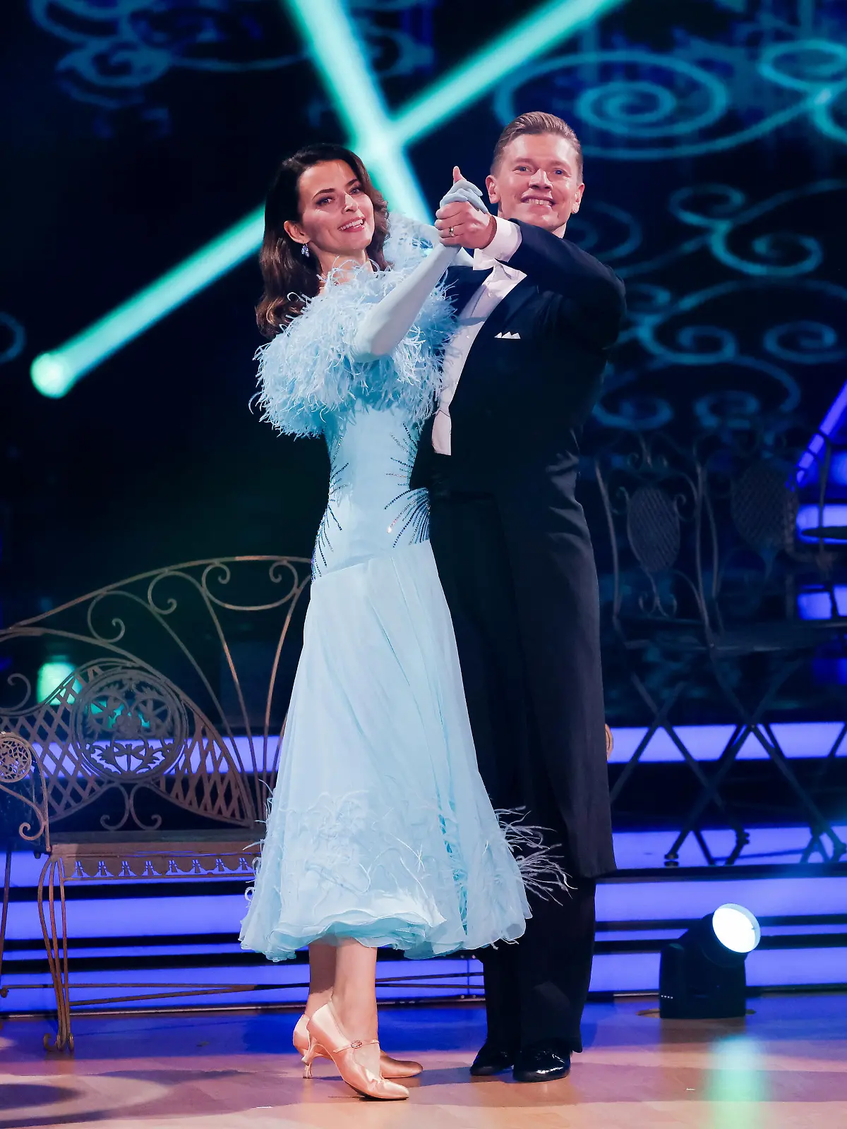 15.03.2024, Nordrhein-Westfalen, Köln: Eva Padberg, Model, und Paul Lorenz, Profitänzer, tanzen in der RTL-Tanzshow «Let's Dance» auf dem Parkett im Coloneum. Foto: Rolf Vennenbernd/dpa +++ dpa-Bildfunk +++