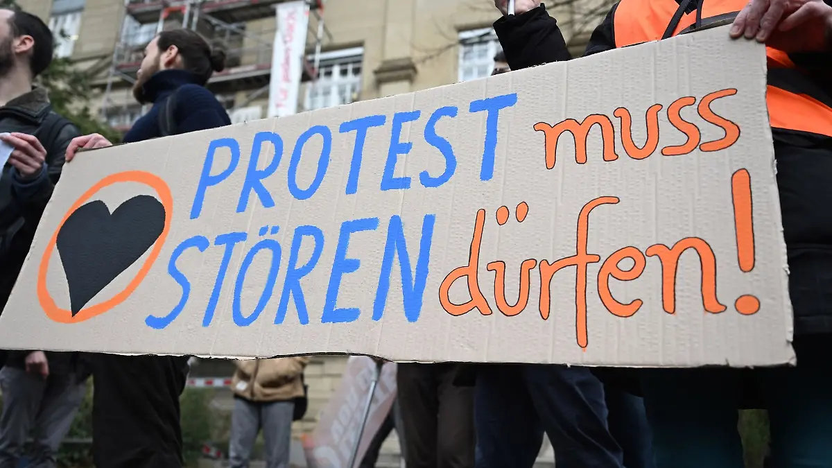 Klimaaktivisten mit einem Plakat auf dem steht «Protest muss stören dürfen!».