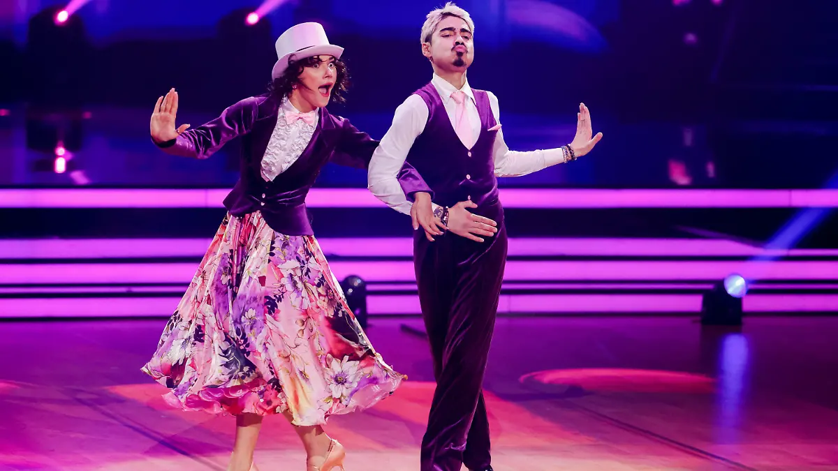 15.03.2024, Nordrhein-Westfalen, Köln: Tony Bauer, Comedian, und Anastasia Stan, Profitänzerin, tanzen in der RTL-Tanzshow «Let's Dance» auf dem Parkett im Coloneum. Foto: Rolf Vennenbernd/dpa +++ dpa-Bildfunk +++