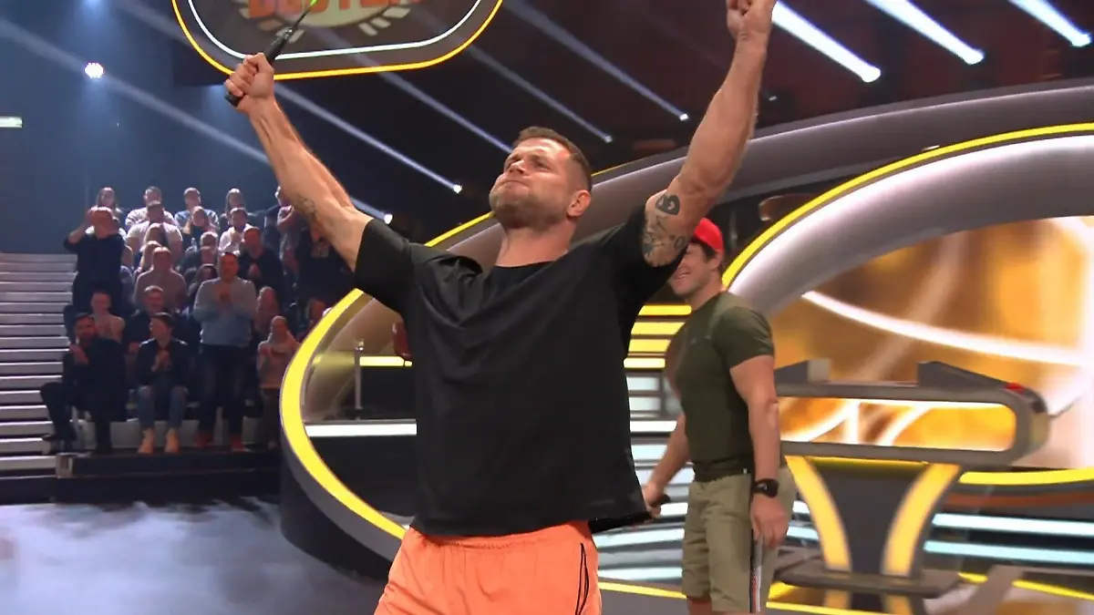 Es ist geschafft! Mimi Kraus gewinnt die erste Staffel von „Schlag den Besten“ gegen Matthias Steiner und nimmt 180.000 Euro mit nach Hause.