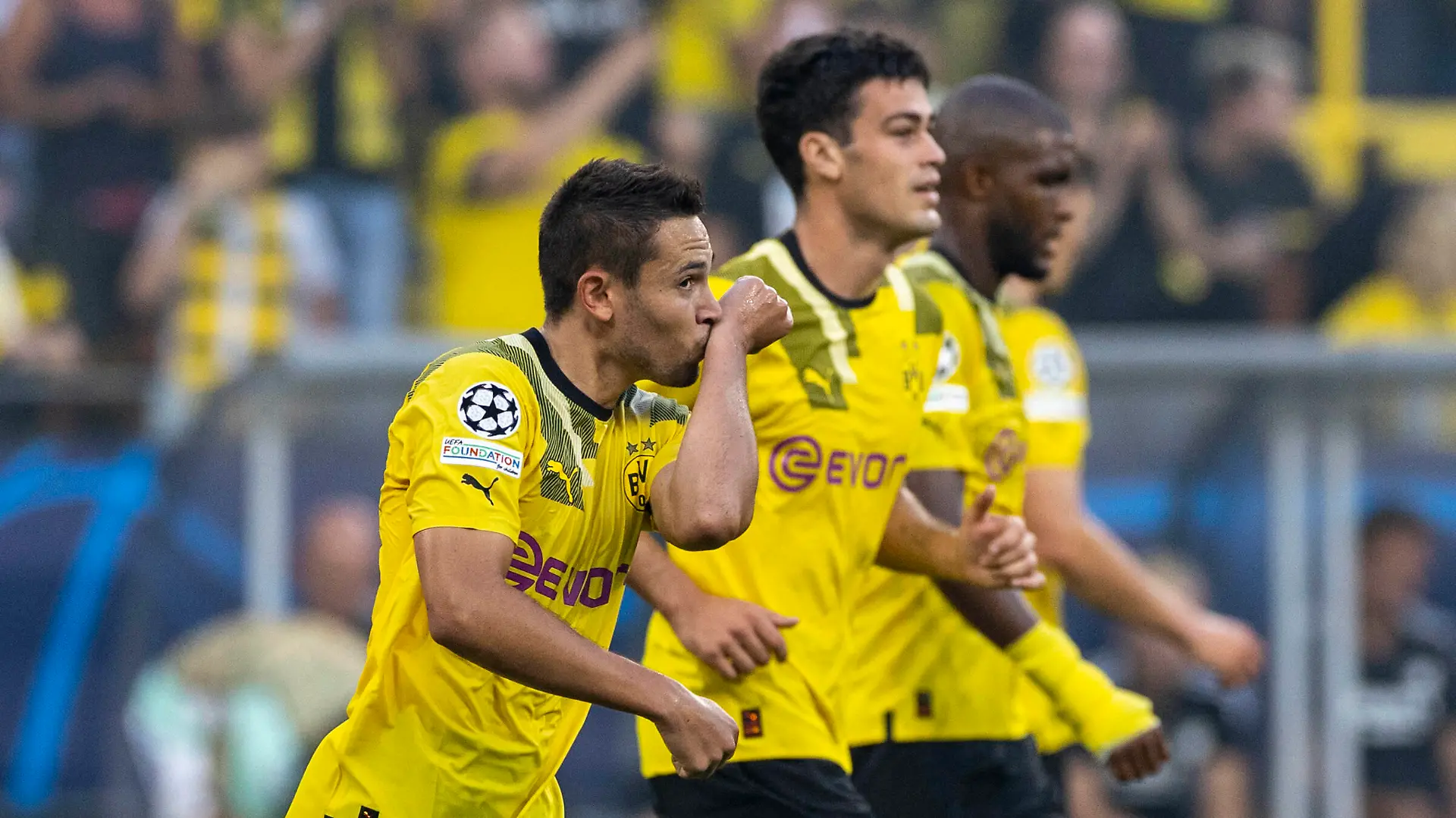 Fußball: Champions League, Saison 2022/2023, 1. Spieltag, Borussia Dortmund - FC Kopenhagen am 06.09.2022 in Dortmund Nordrhein-Westfalen. Dortmunds Raphael Guerreiro l jubelt nach seinem Tor zum 2:0. *** Soccer Champions League, 2022 2023 season, matchday 1, Borussia Dortmund FC Copenhagen on 06 09 2022 in Dortmund North Rhine Westphalia Dortmunds Raphael Guerreiro l cheers after his goal to 2 0 Copyright: xKirchner/MarcoxSteinbrennerx