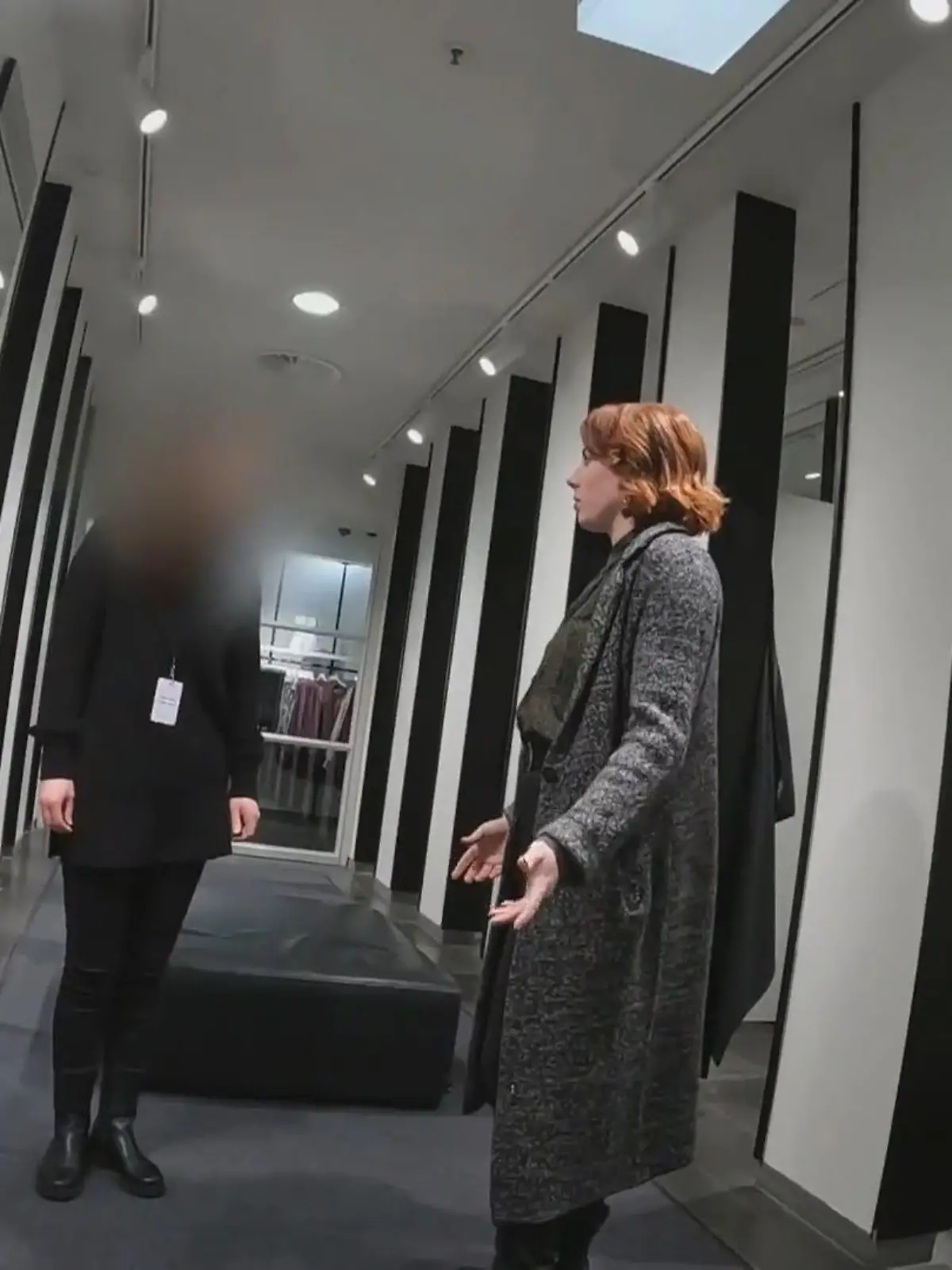 Beim Shoppen Klamotten anprobieren ist oft schon stressig genug - die kleinen Kabinen mit schlechtem Licht sind ein echter Stressfaktor. Aber wenigstens können wir uns da unbeobachtet umziehen - oder?  In unserem RTL-Selbstexperiment checken wir, wie sicher wir beim Einkaufen wirklich vor fremden Blicken geschützt sind.
